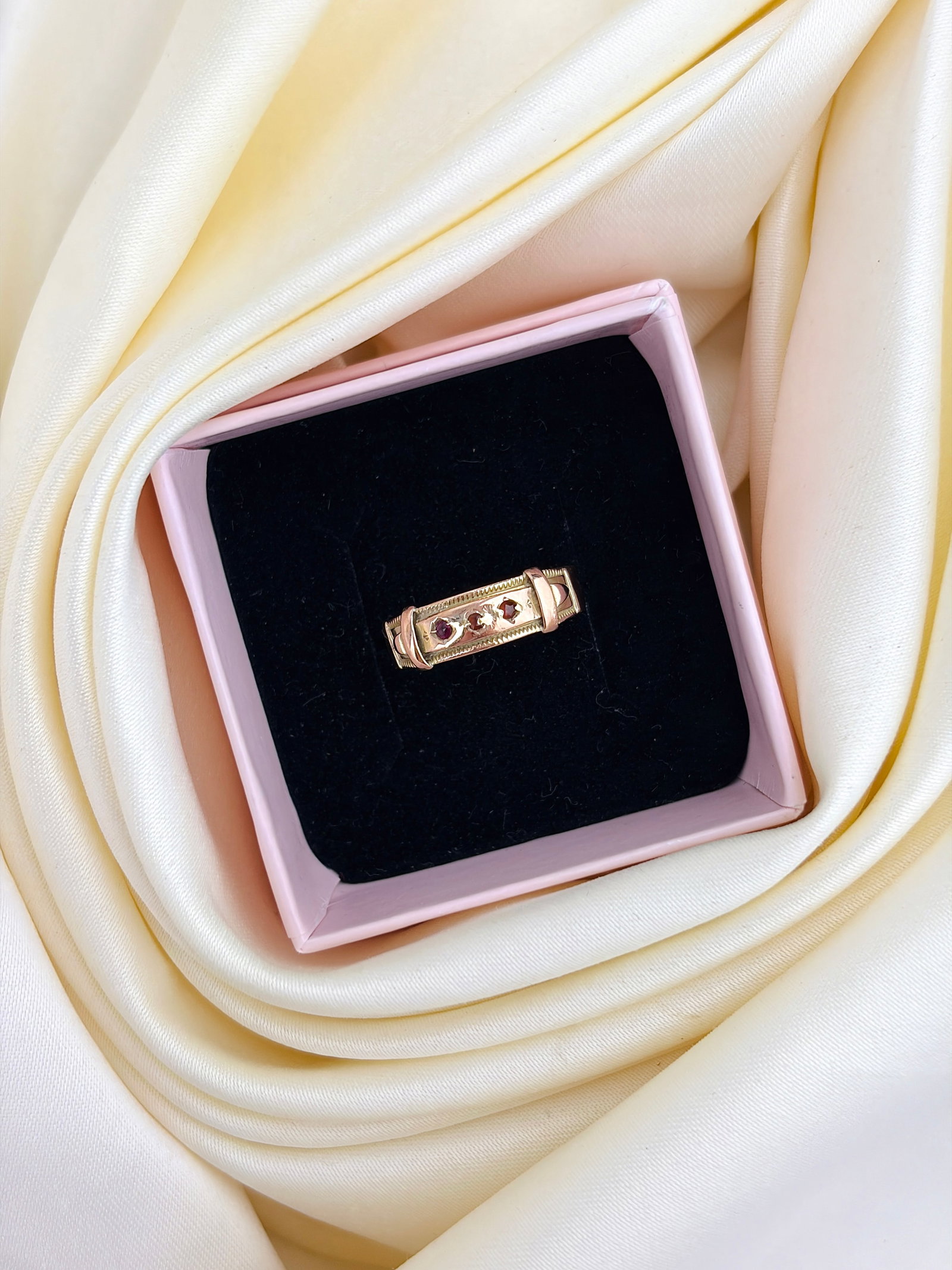 Antique 9ct Gold Garnet 3 Stone Buckle Detail Ring - 9