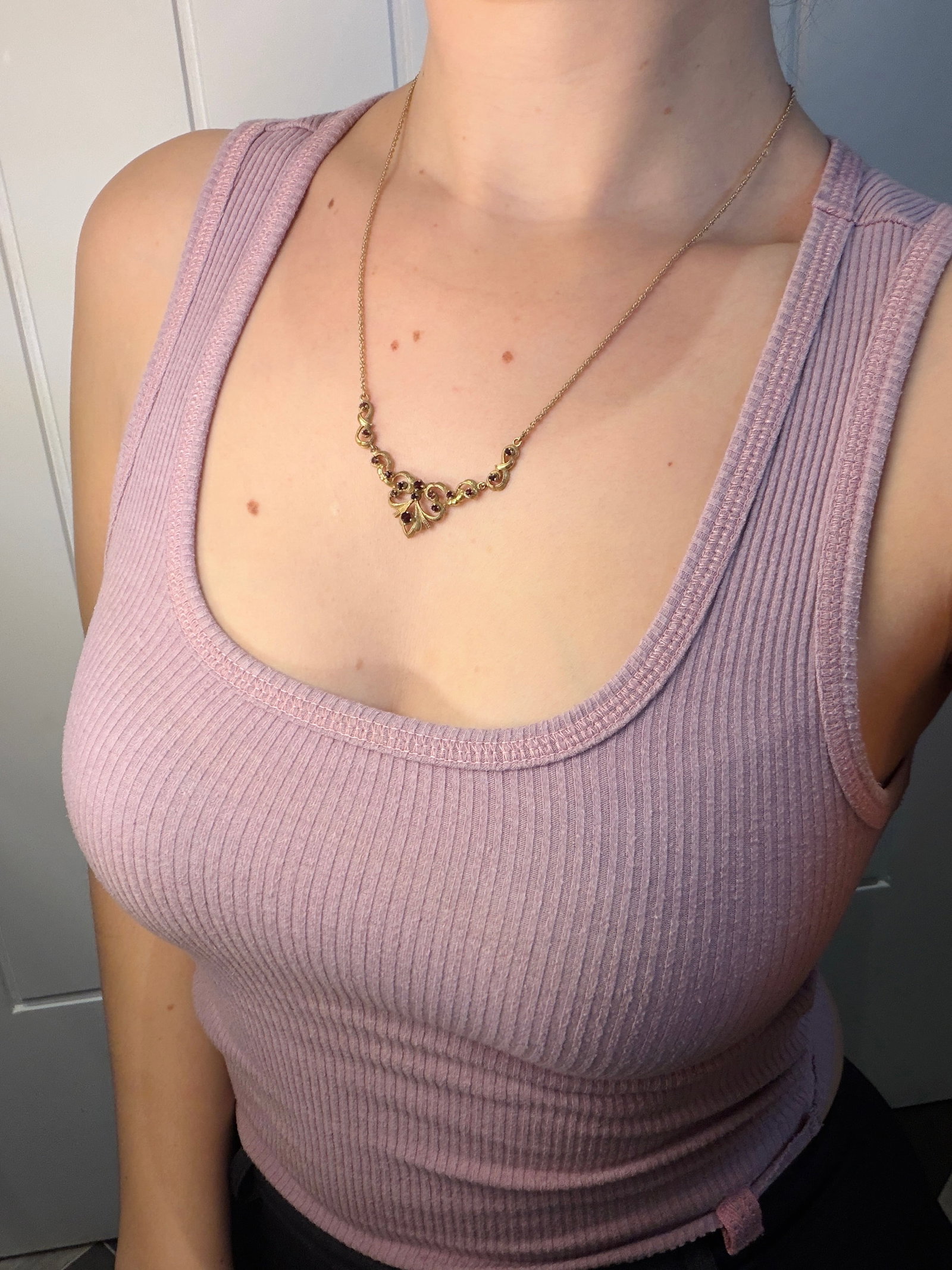 SWEET 9CT GOLD GARNET NECKLACE - 7