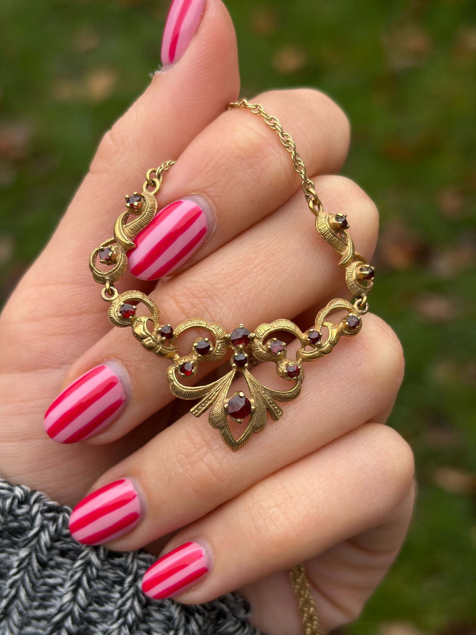 SWEET 9CT GOLD GARNET NECKLACE - 8