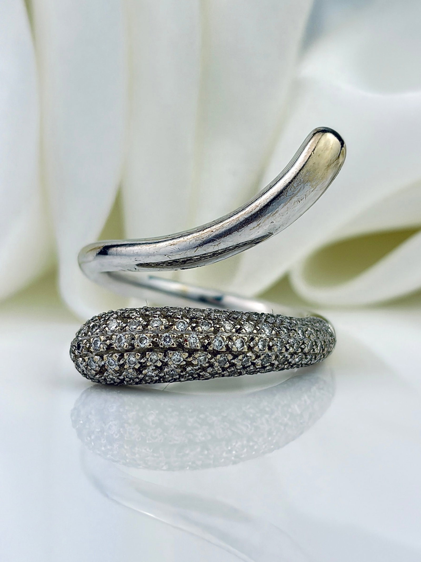 UNIQUE 18CT WHITE GOLD AND DIAMOND WRAP AROUND SNAKE STYLE RING: UNIQUE 18CT WHITE GOLD AND DIAMOND WRAP AROUND SNAKE STYLE RING Such a cool, chunky ring! Weight: 9.89g Size: UK P, US 8, Width 26mm, height off finger 5mm Materials: 18ct white gold Hallmarks: