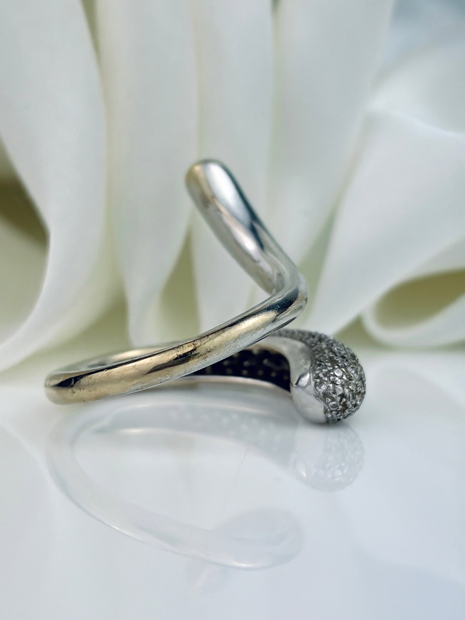 UNIQUE 18CT WHITE GOLD AND DIAMOND WRAP AROUND SNAKE STYLE RING - 2