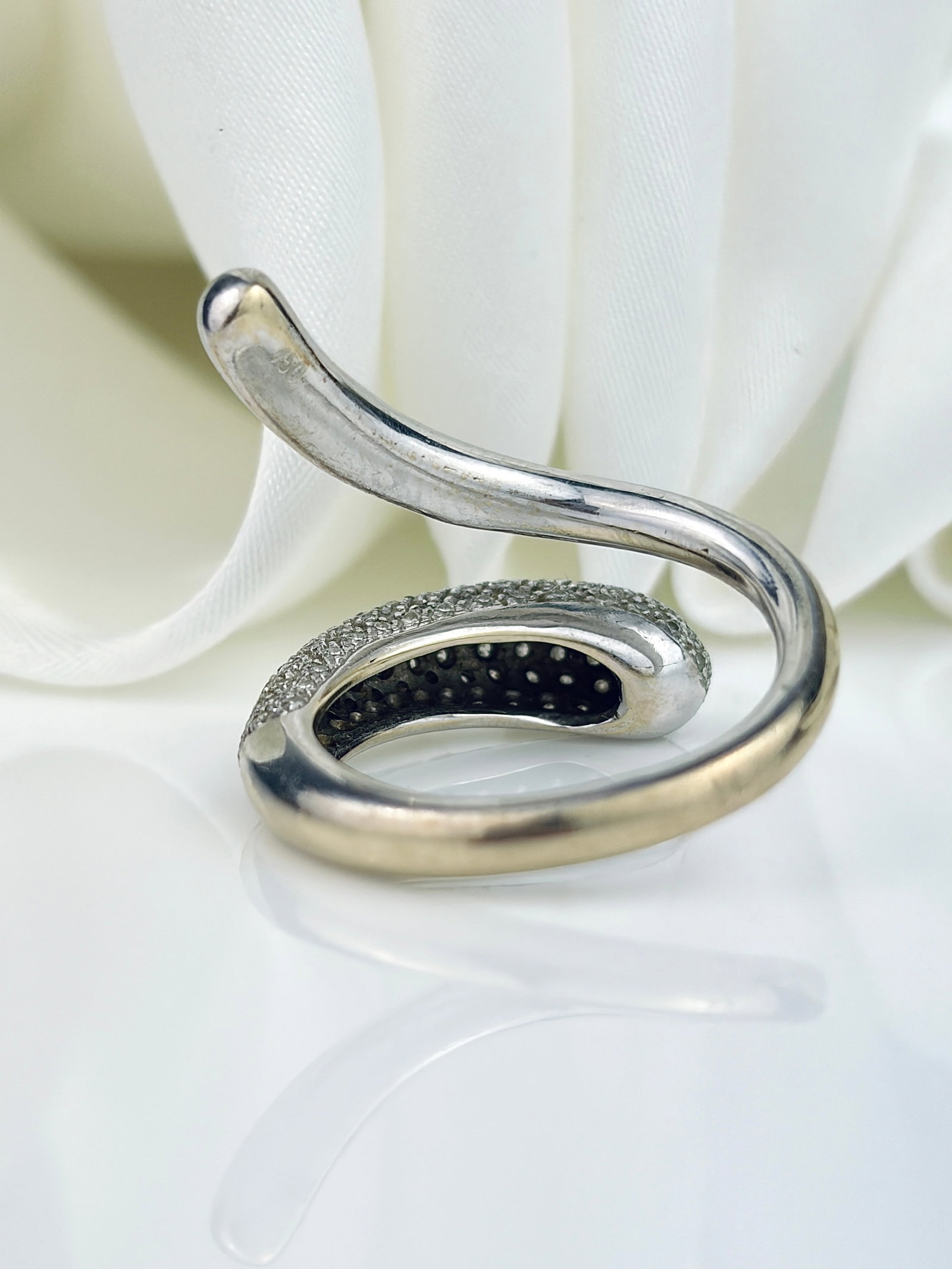 UNIQUE 18CT WHITE GOLD AND DIAMOND WRAP AROUND SNAKE STYLE RING - 3