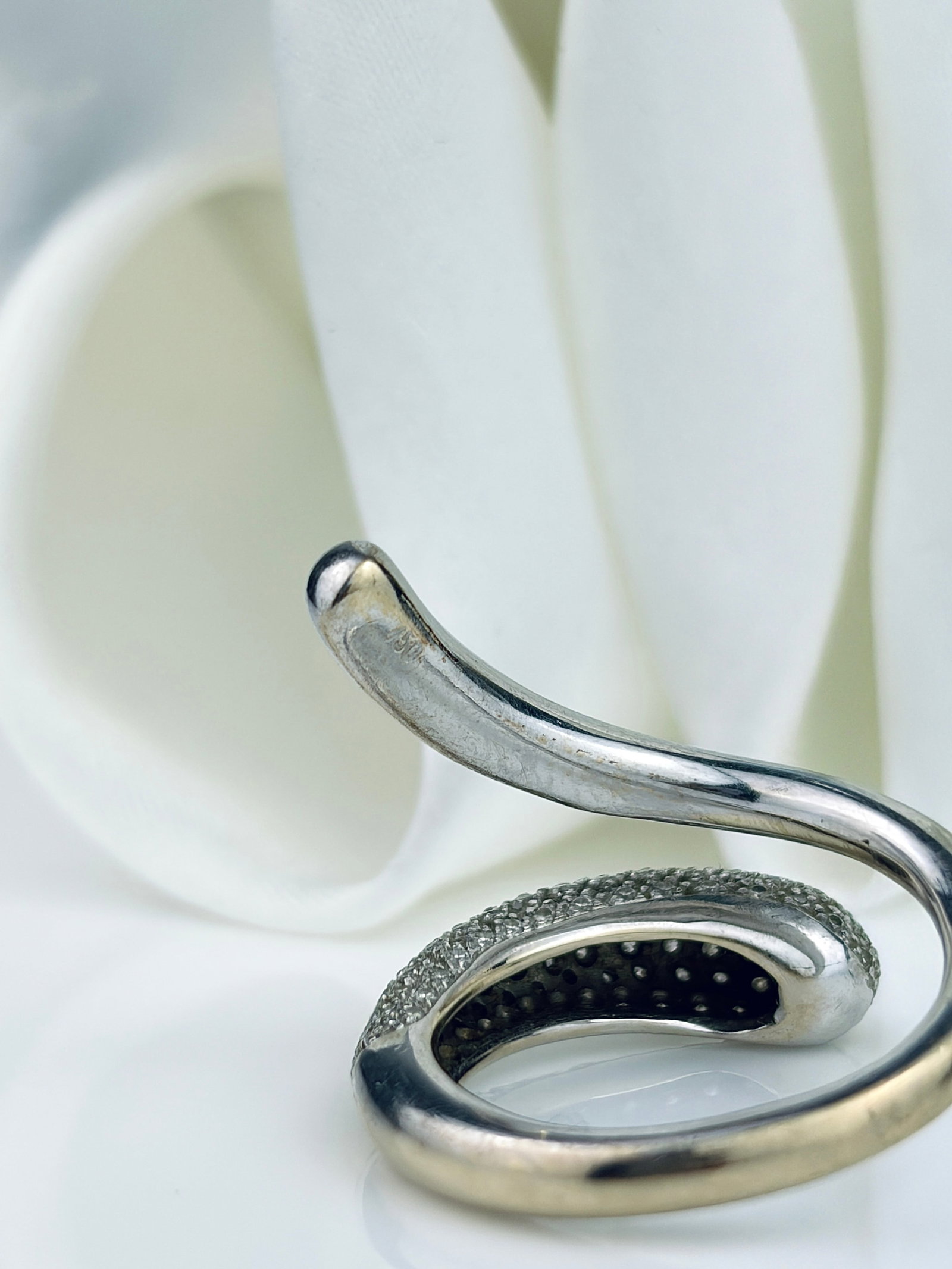 UNIQUE 18CT WHITE GOLD AND DIAMOND WRAP AROUND SNAKE STYLE RING - 4