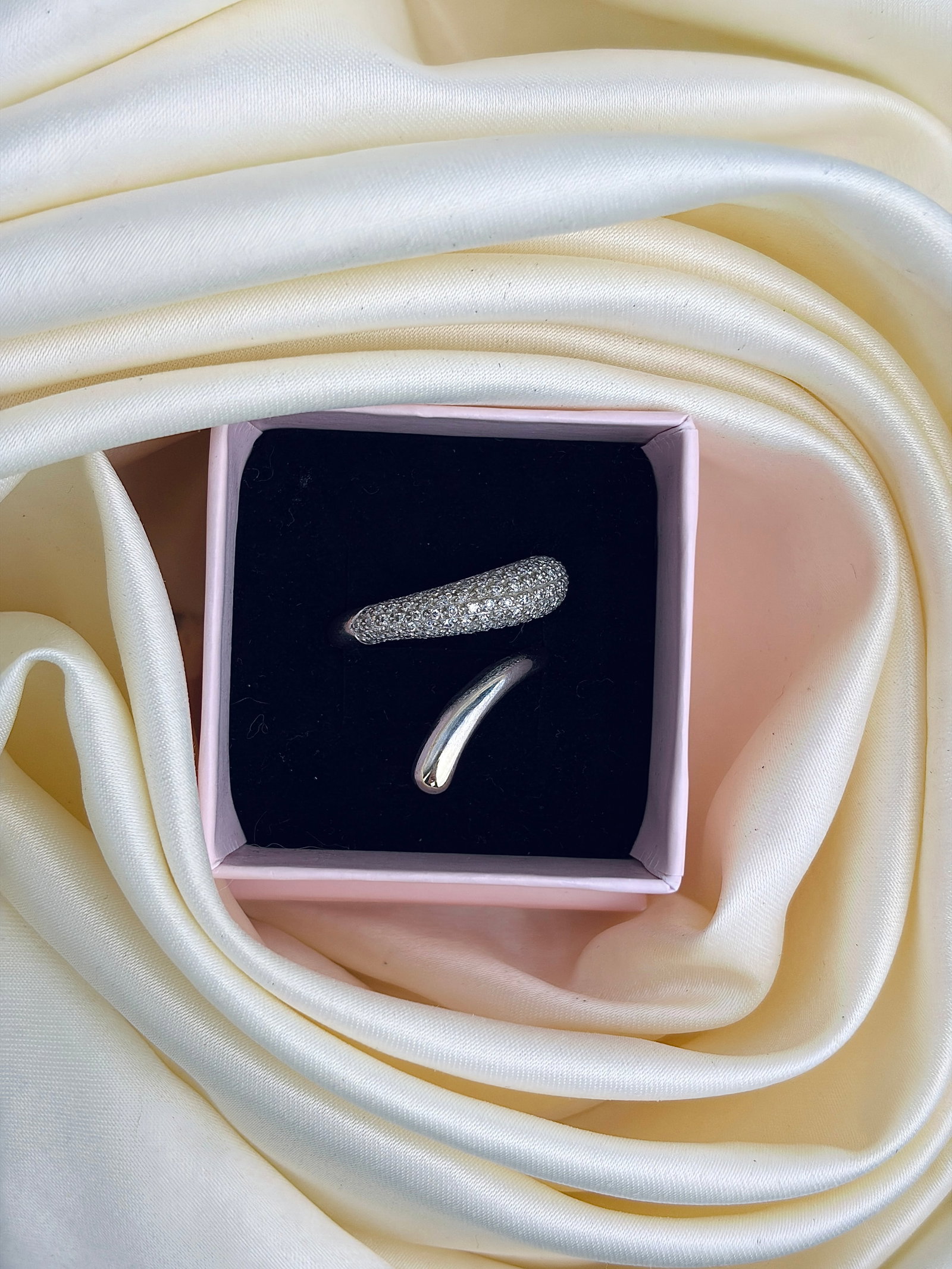 UNIQUE 18CT WHITE GOLD AND DIAMOND WRAP AROUND SNAKE STYLE RING - 9
