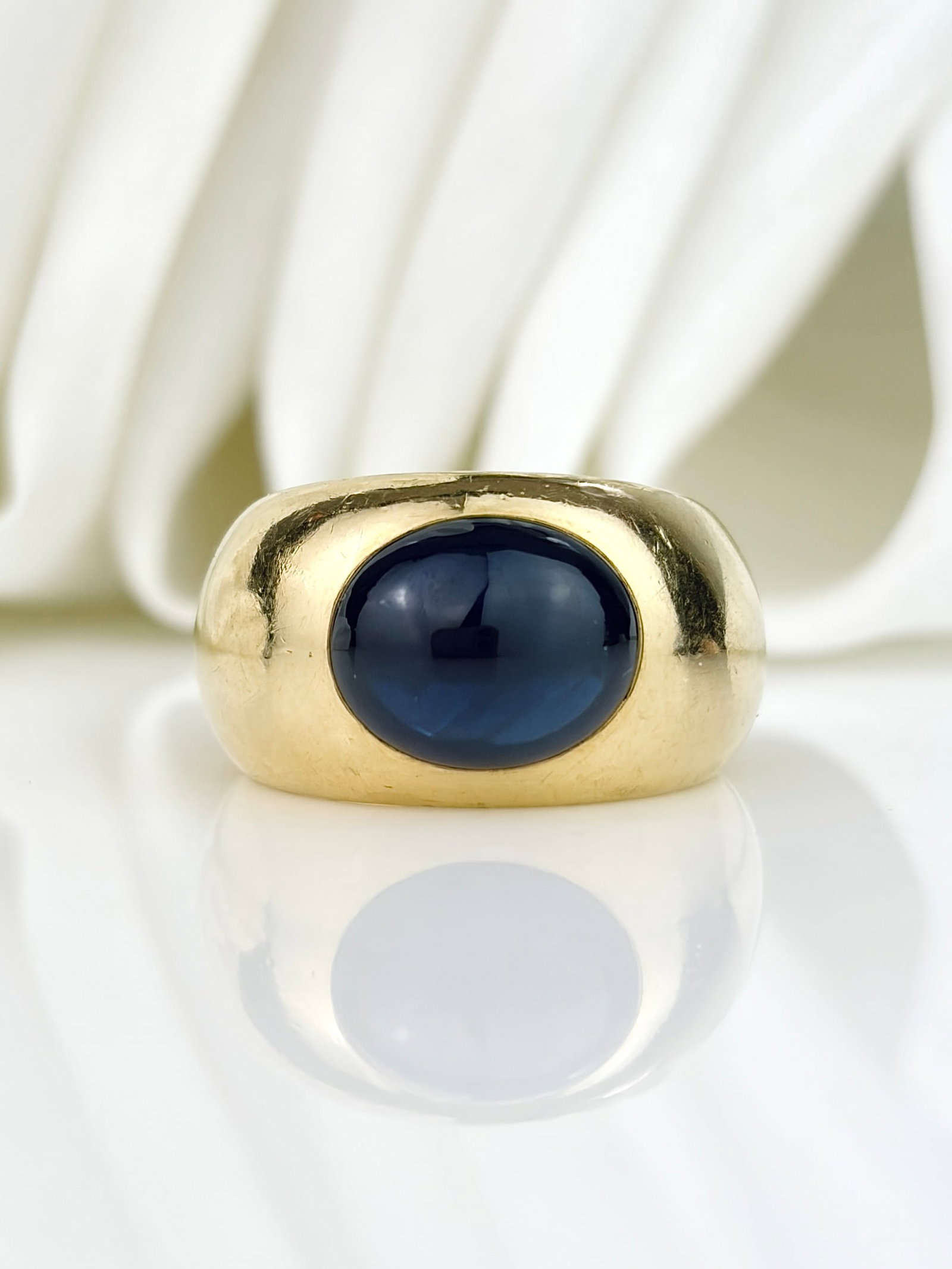 Heavy Vintage 18ct Yellow Gold Cabochon Sapphire Band Ring