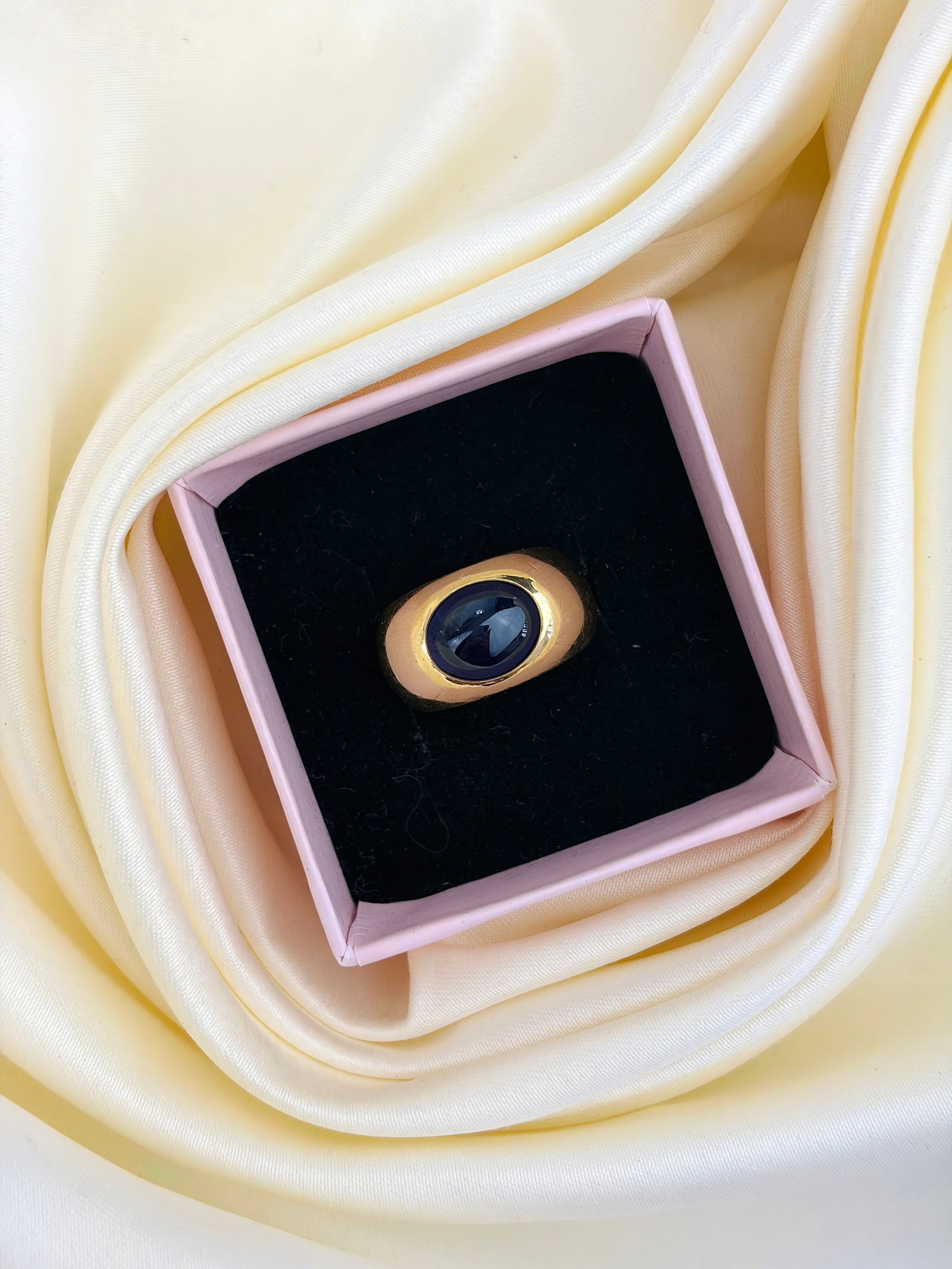 Heavy Vintage 18ct Yellow Gold Cabochon Sapphire Band Ring - 7