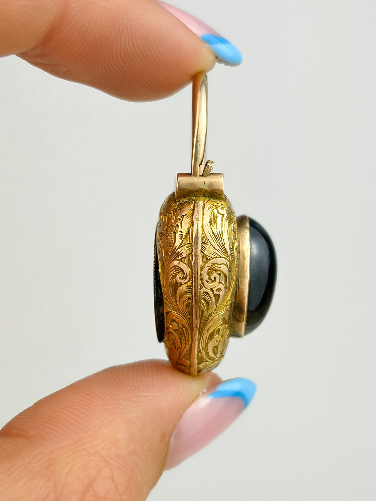 ANTIQUE CABOCHON GARNET FLOWER ENGRAVED HEART PADLOCK WITH LOCKET BACK IN GOLD - 4