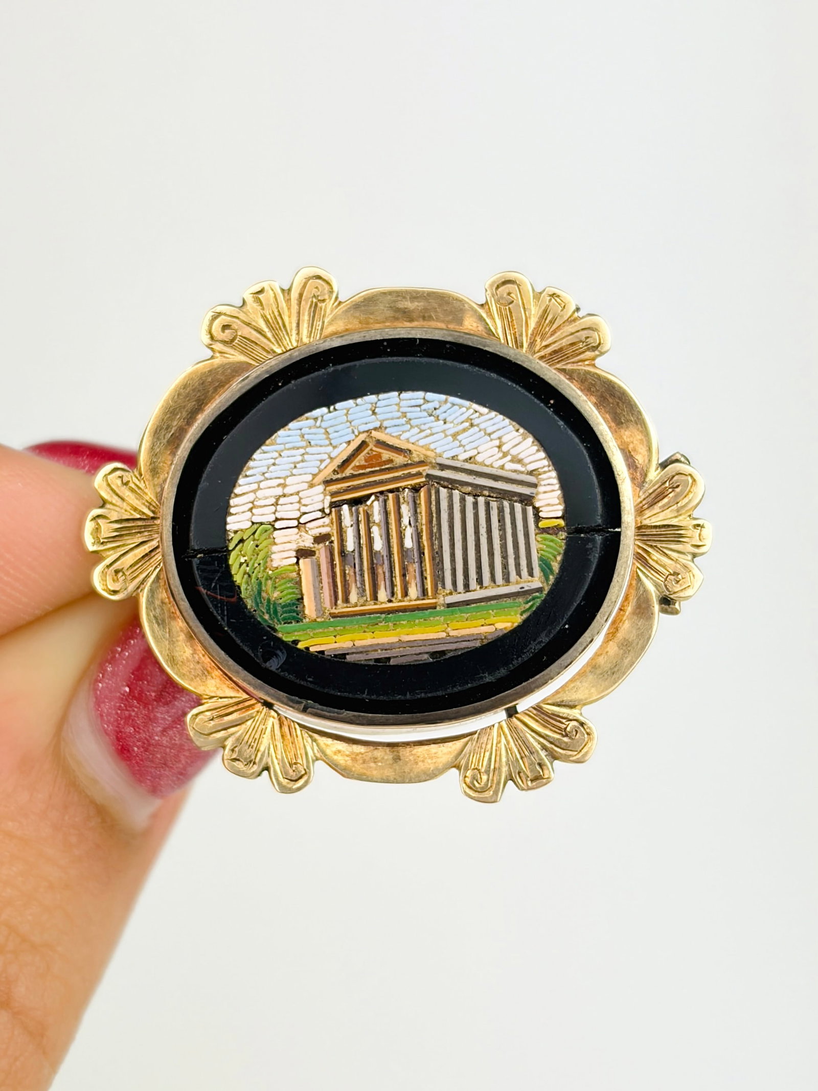 ANTIQUE 9CT GOLD MICRO MOSIAC GOLD BROOCH: ANTIQUE 9CT GOLD MICRO MOSIAC GOLD BROOCH