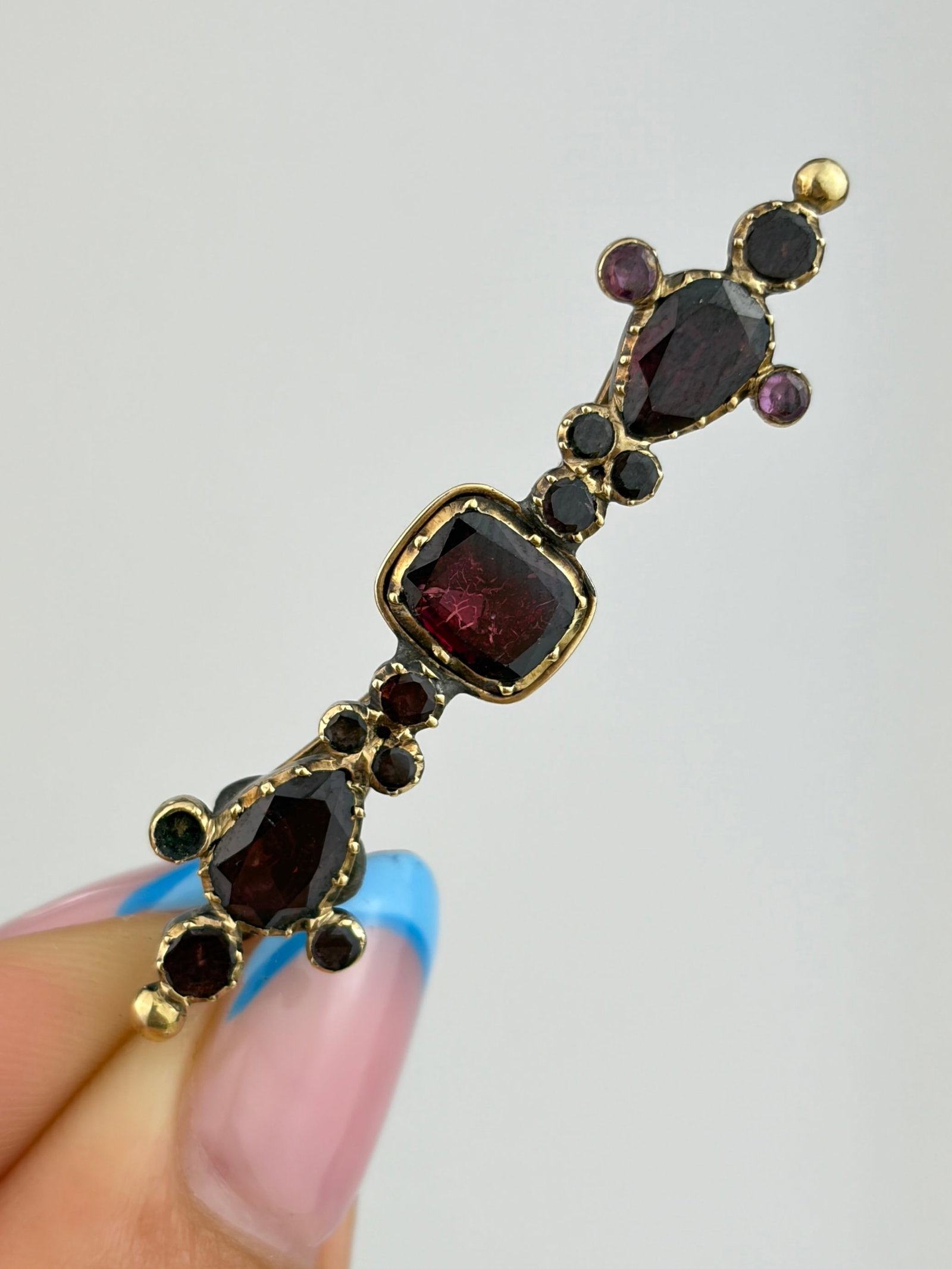 BEAUTIFUL ANTIQUE GOLD FLAT CUT GARNET BAR BROOCH: BEAUTIFUL ANTIQUE GOLD FLAT CUT GARNET BAR BROOCH Stunning antique brooch! Two stones are slightly lighter and test as amethyst.