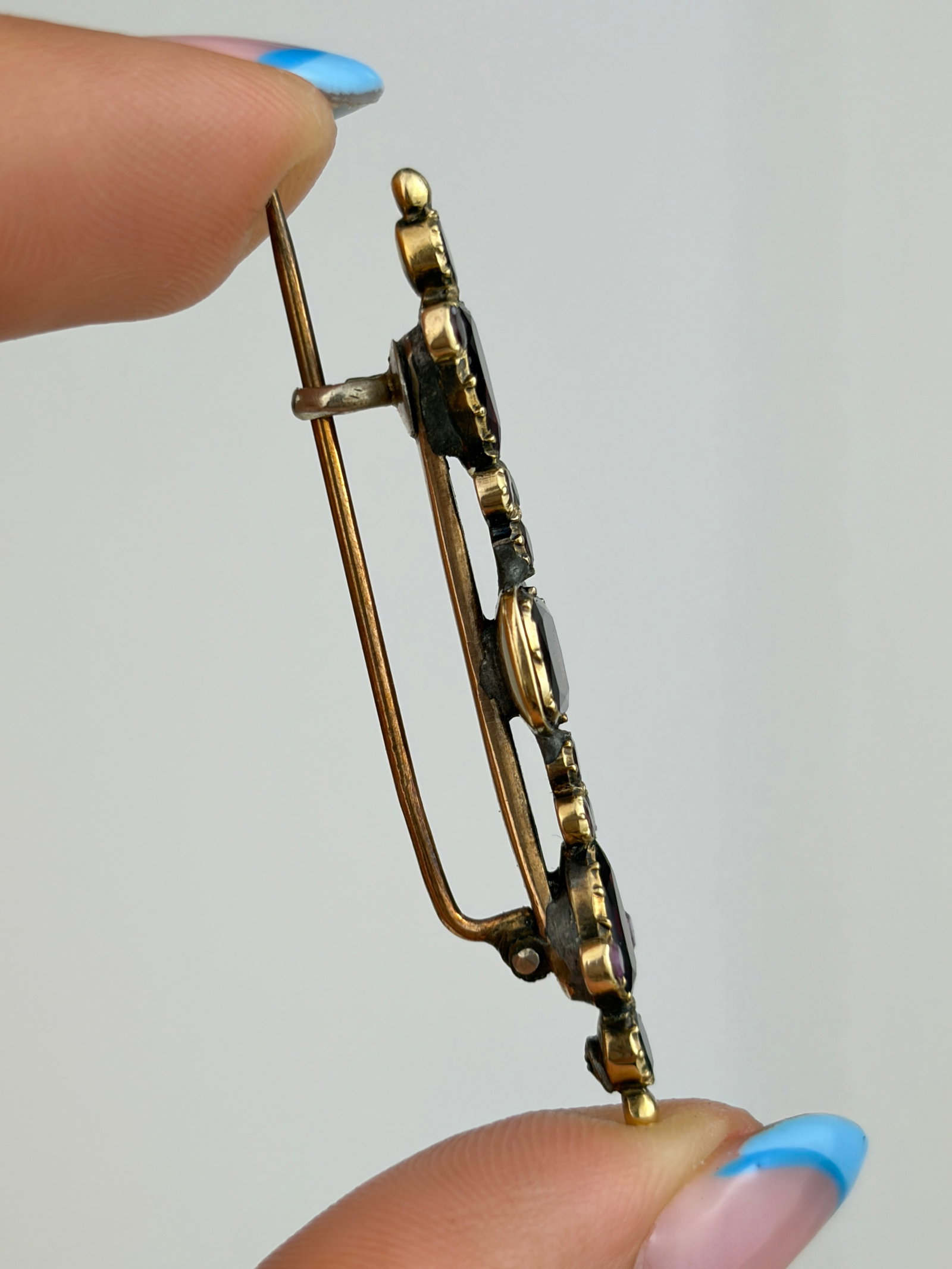 BEAUTIFUL ANTIQUE GOLD FLAT CUT GARNET BAR BROOCH - 2