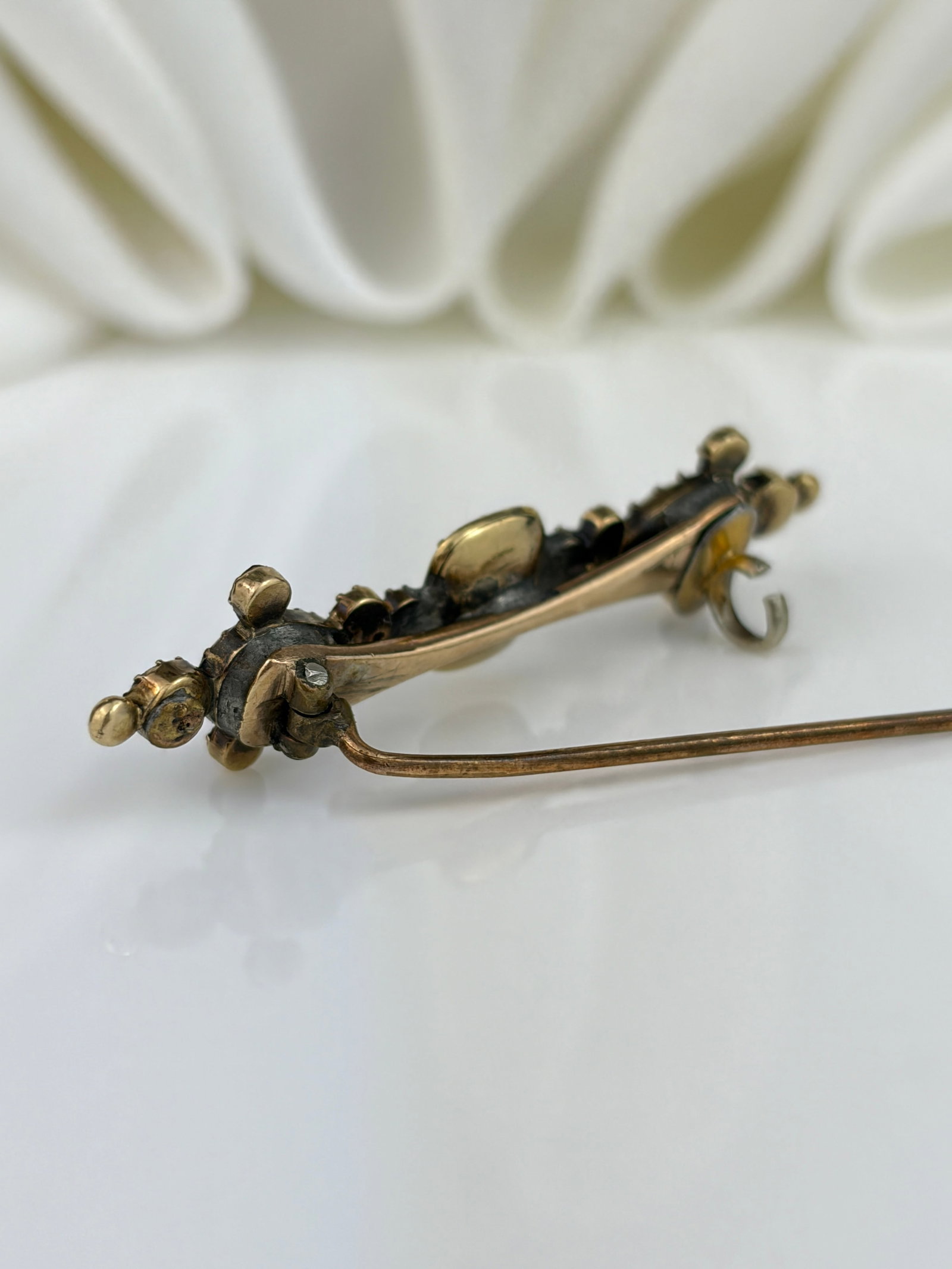 BEAUTIFUL ANTIQUE GOLD FLAT CUT GARNET BAR BROOCH - 4