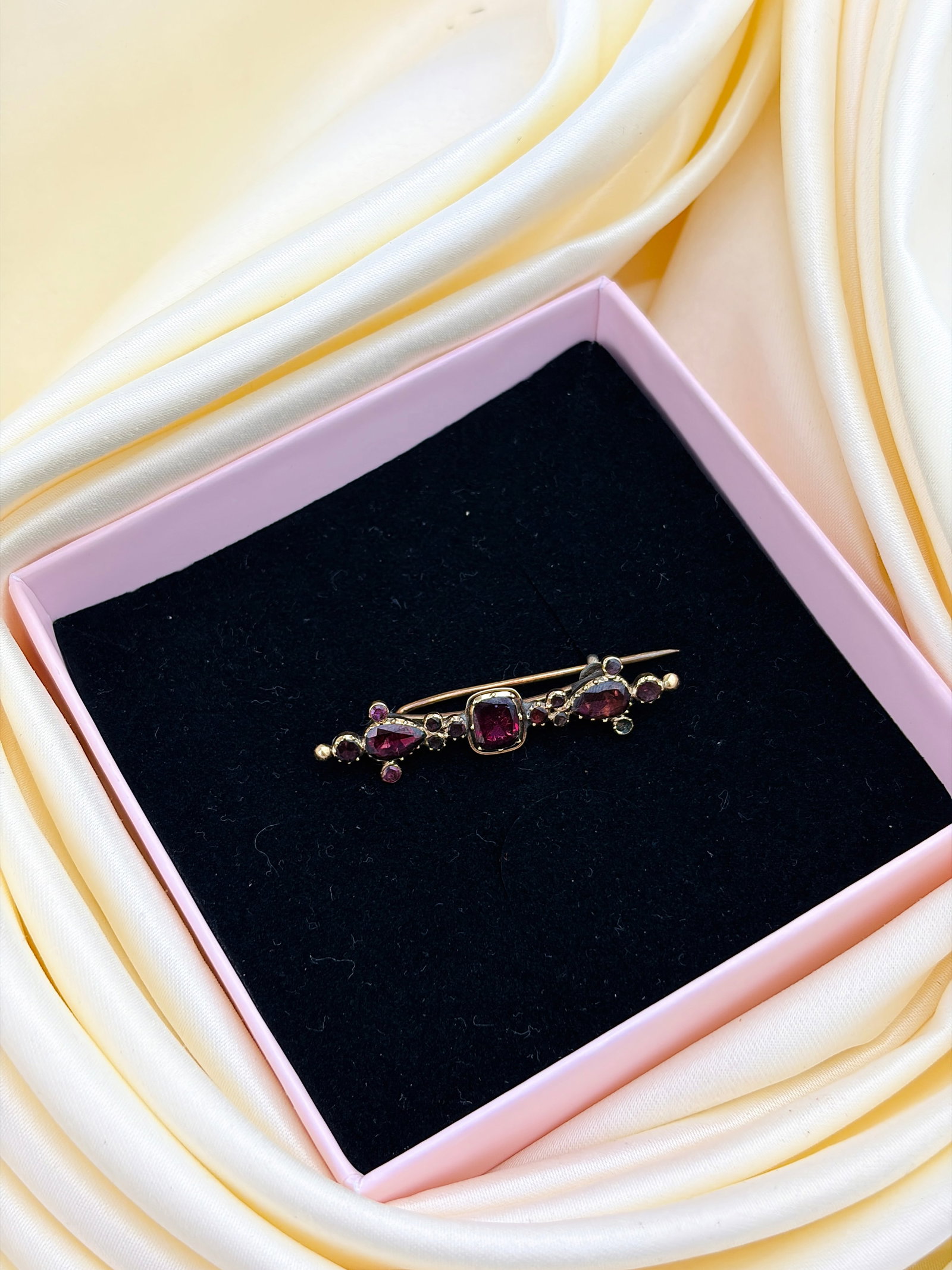 BEAUTIFUL ANTIQUE GOLD FLAT CUT GARNET BAR BROOCH - 6