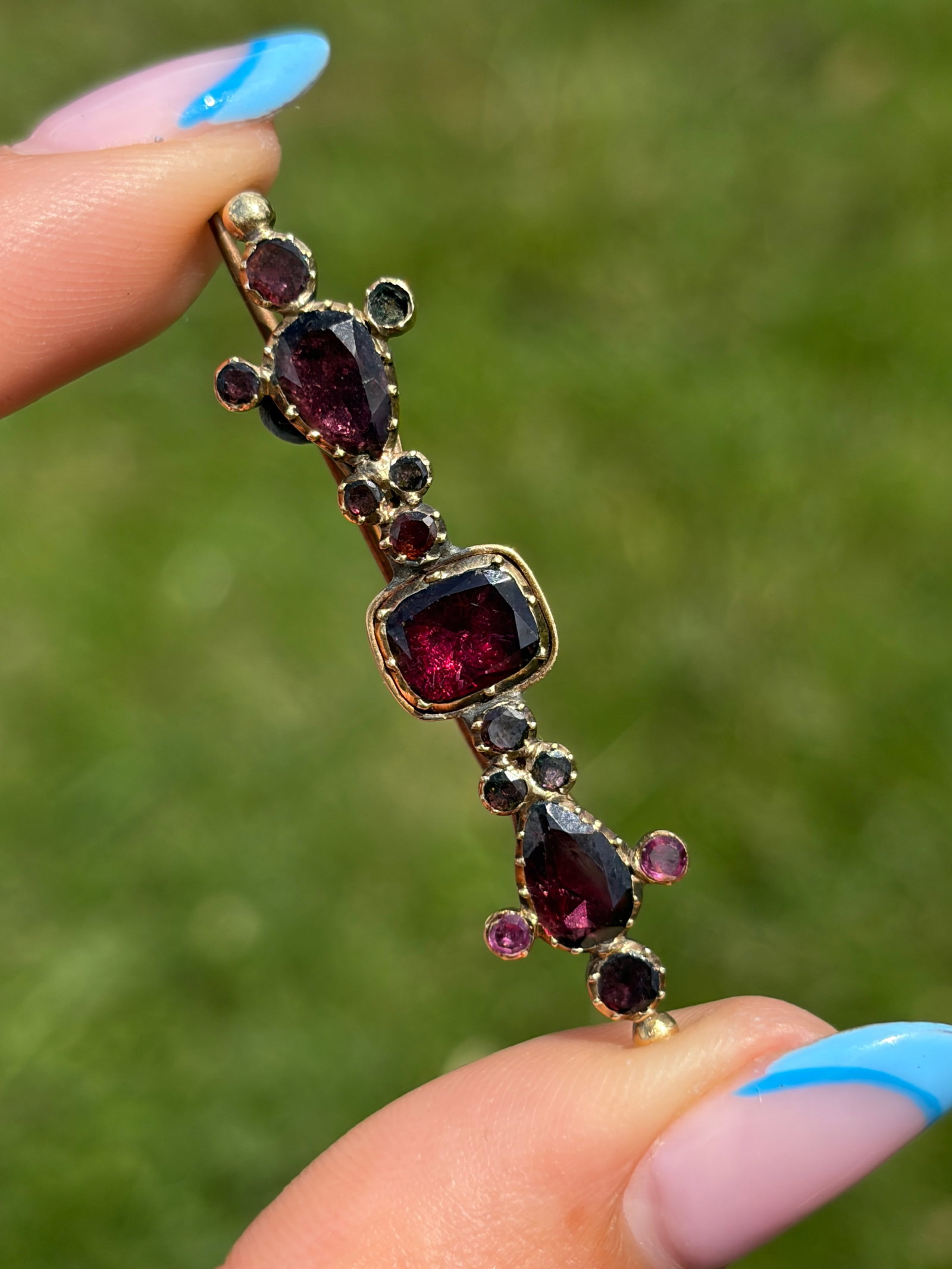 BEAUTIFUL ANTIQUE GOLD FLAT CUT GARNET BAR BROOCH - 7