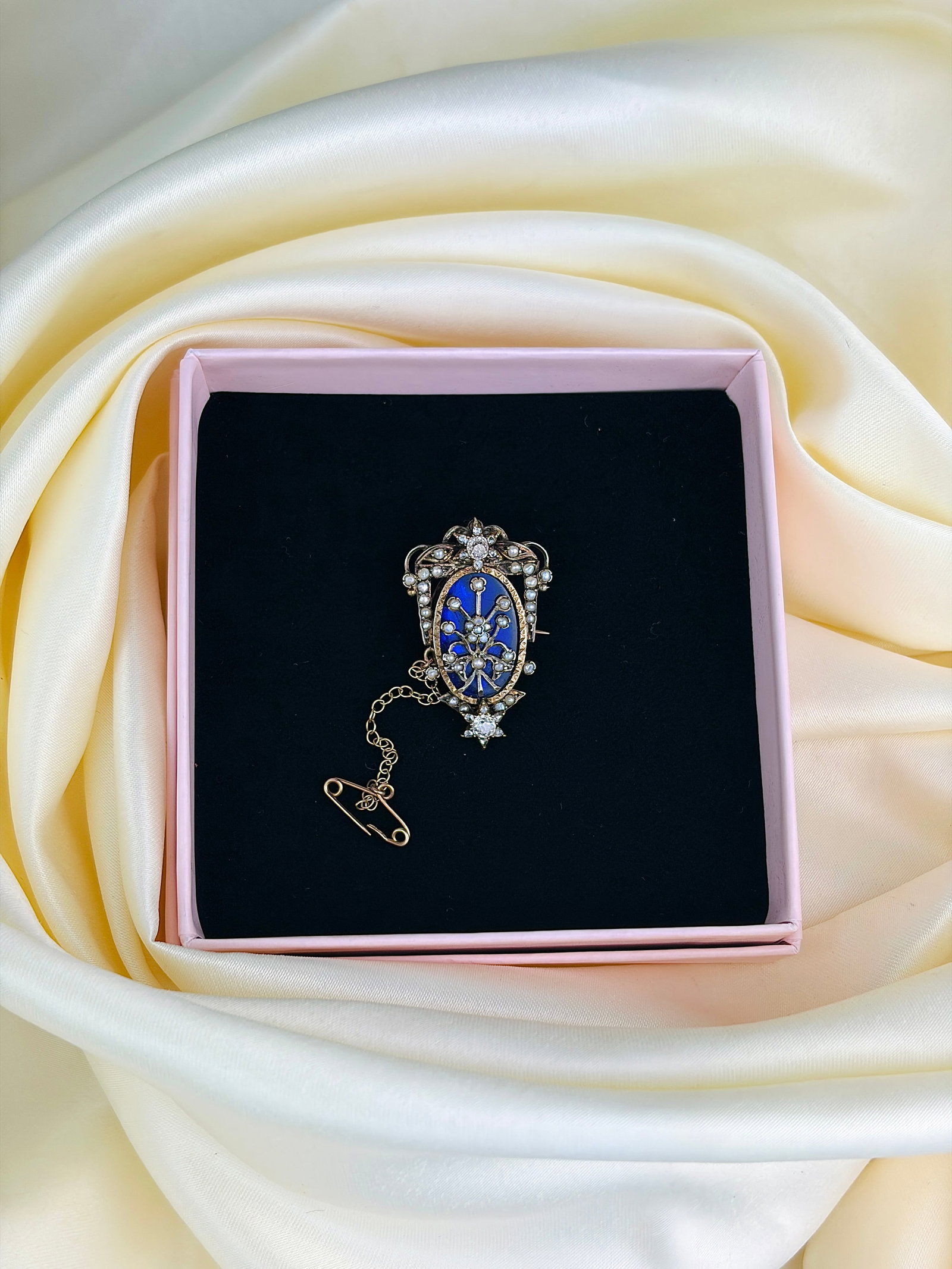 outstanding Bristol blue glass and diamond stars brooch in gold - 5