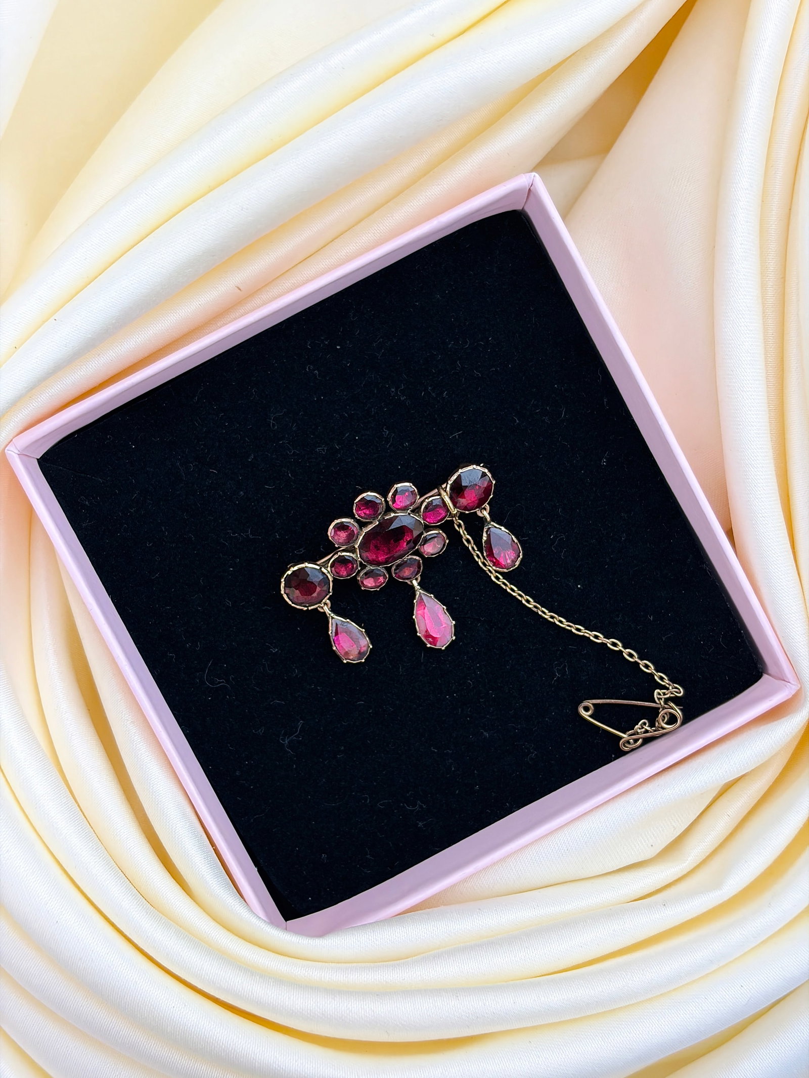 STUNNING ANTIQUE FLAT CUT GARNET FLOWER DROP BROOCH IN GOLD - 4