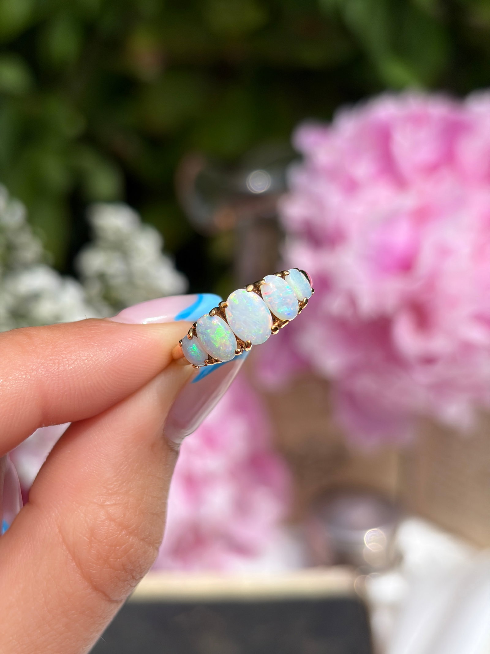 SWEET VINTAGE 9CT YELLOW GOLD OPAL 5 STONE RING - 11