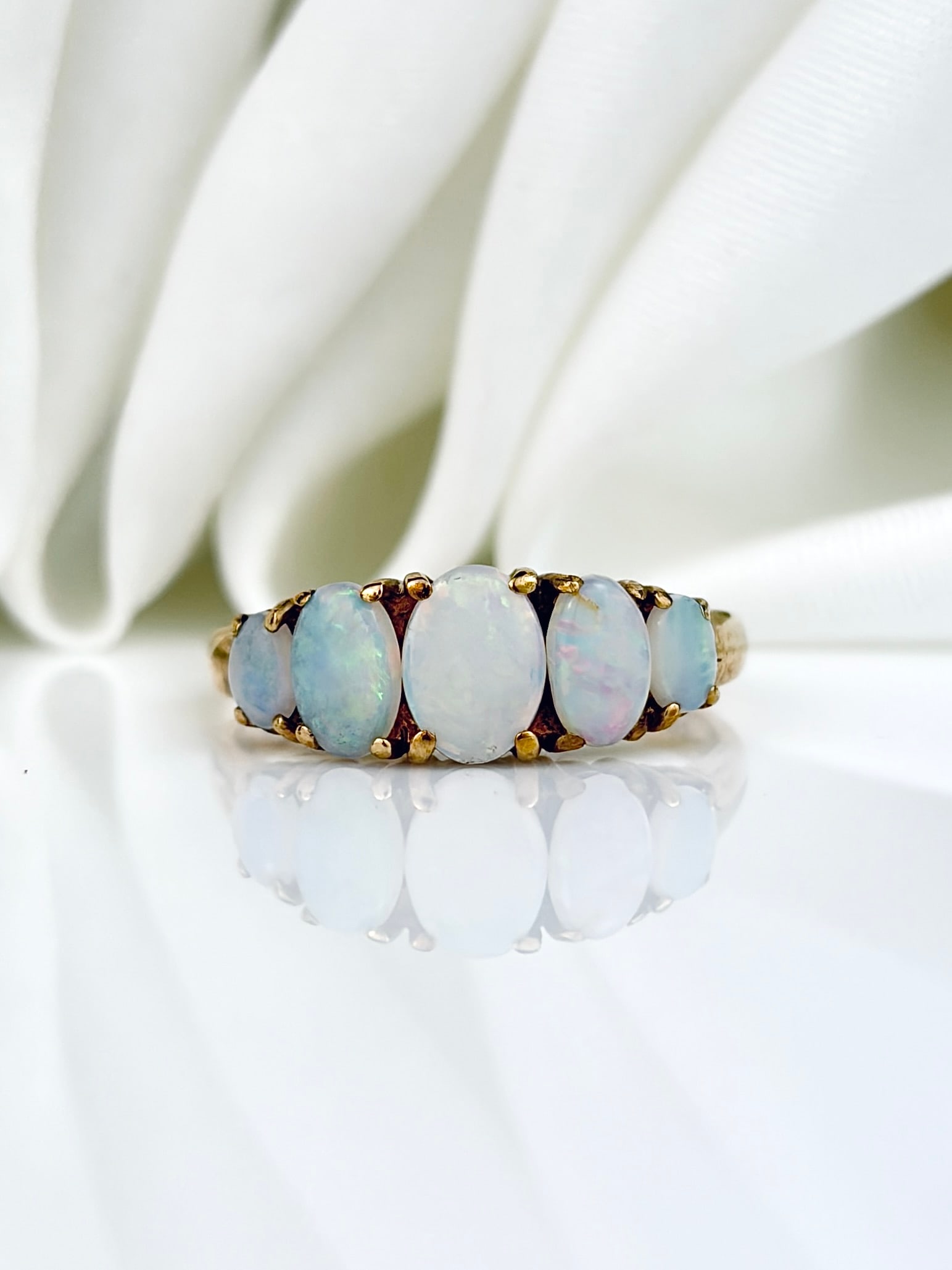 SWEET VINTAGE 9CT YELLOW GOLD OPAL 5 STONE RING: SWEET VINTAGE 9CT YELLOW GOLD OPAL 5 STONE RING Beautiful opal 5 stone ring!