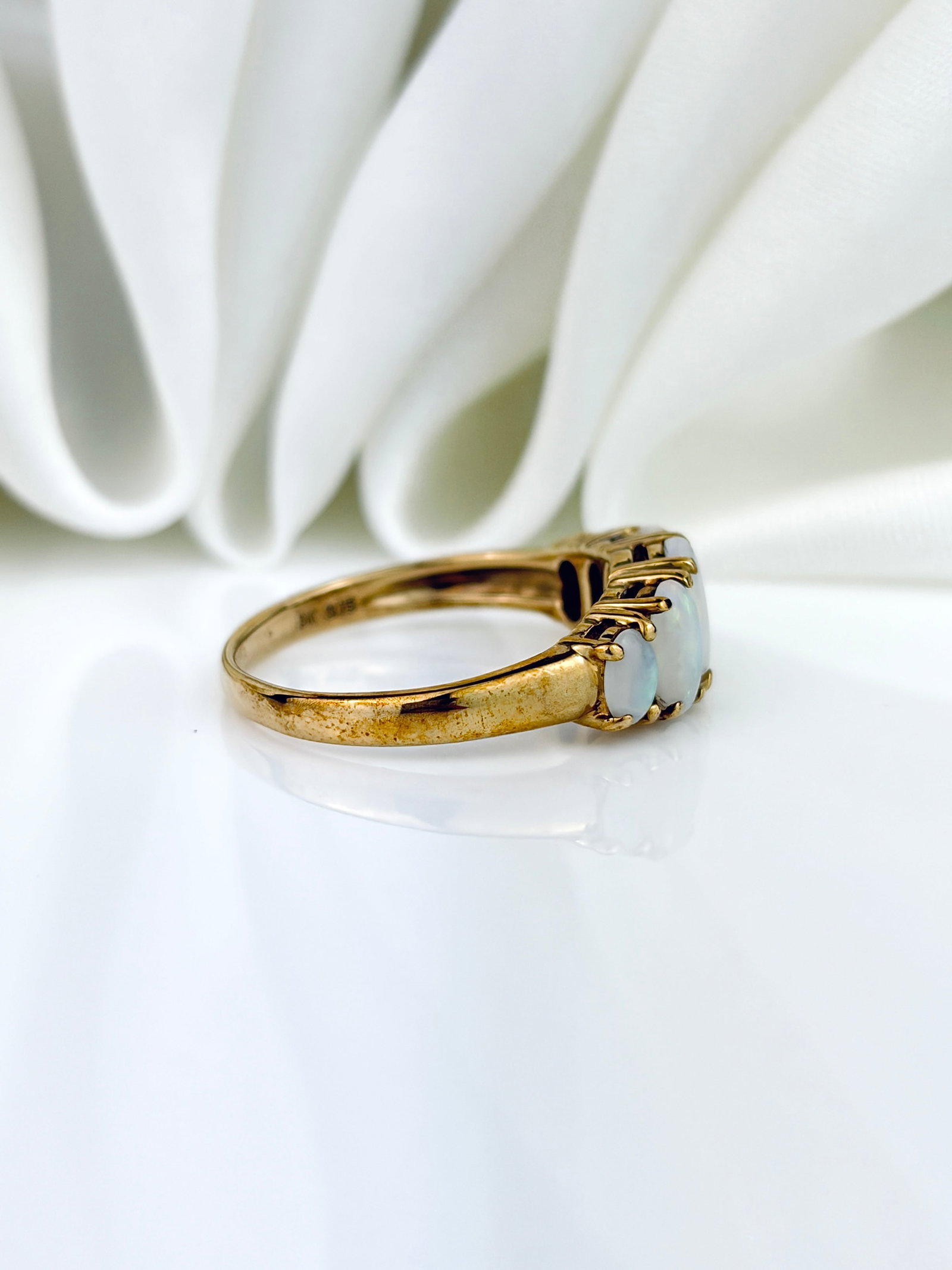 SWEET VINTAGE 9CT YELLOW GOLD OPAL 5 STONE RING - 2