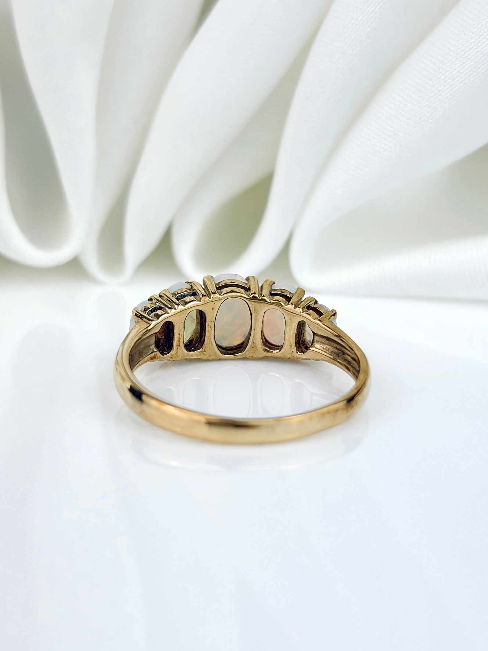 SWEET VINTAGE 9CT YELLOW GOLD OPAL 5 STONE RING - 3