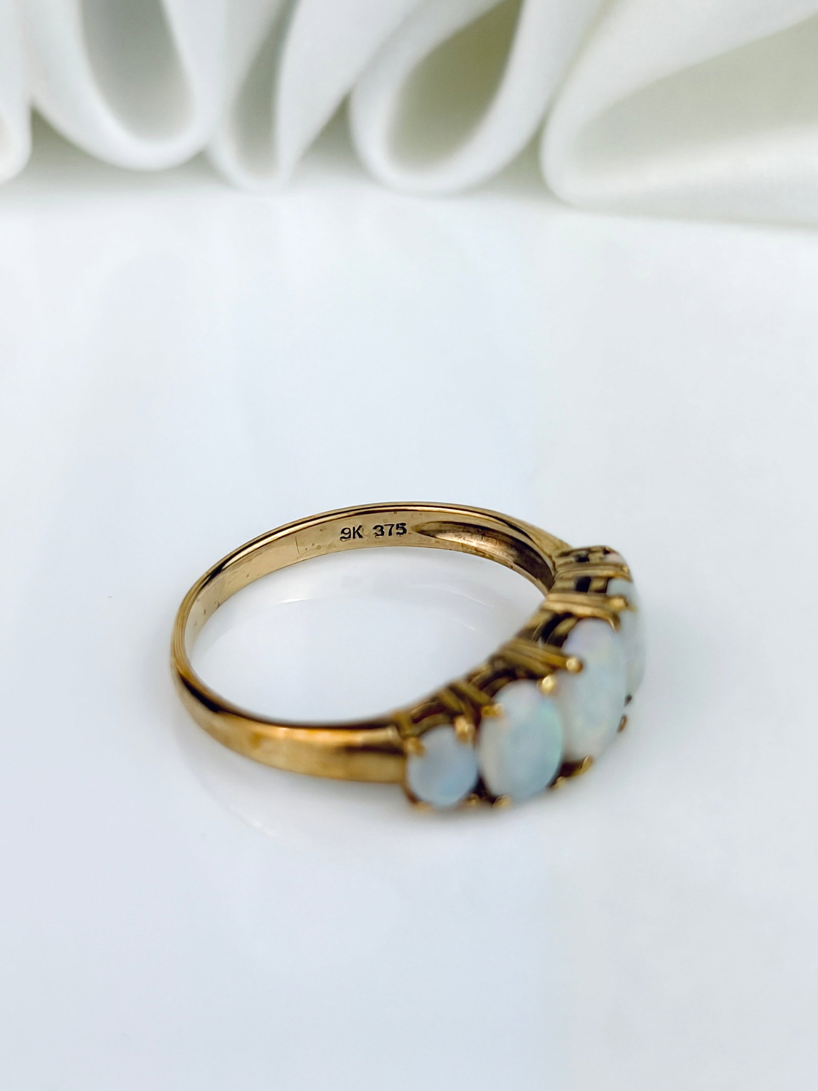 SWEET VINTAGE 9CT YELLOW GOLD OPAL 5 STONE RING - 4