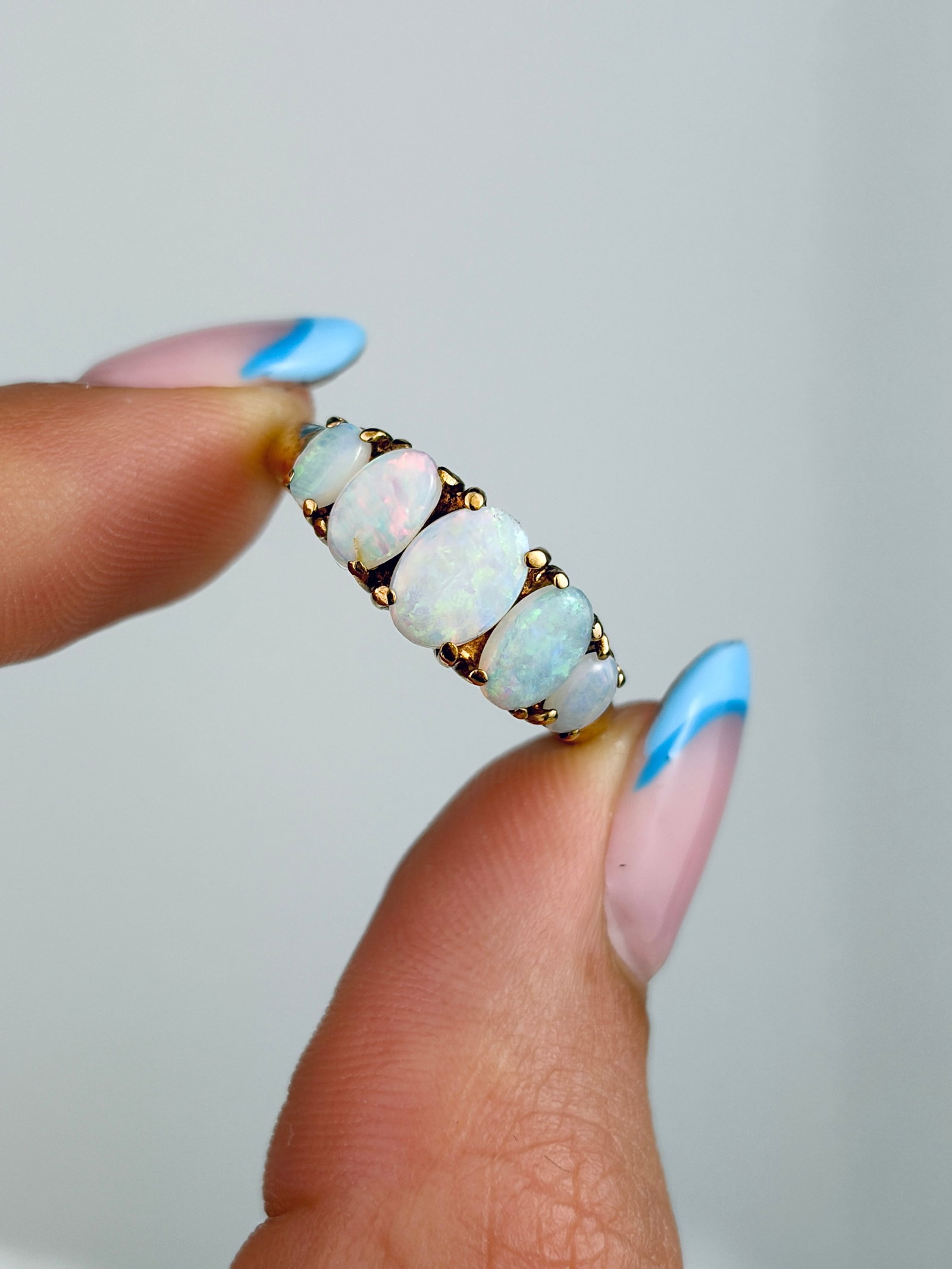 SWEET VINTAGE 9CT YELLOW GOLD OPAL 5 STONE RING - 5