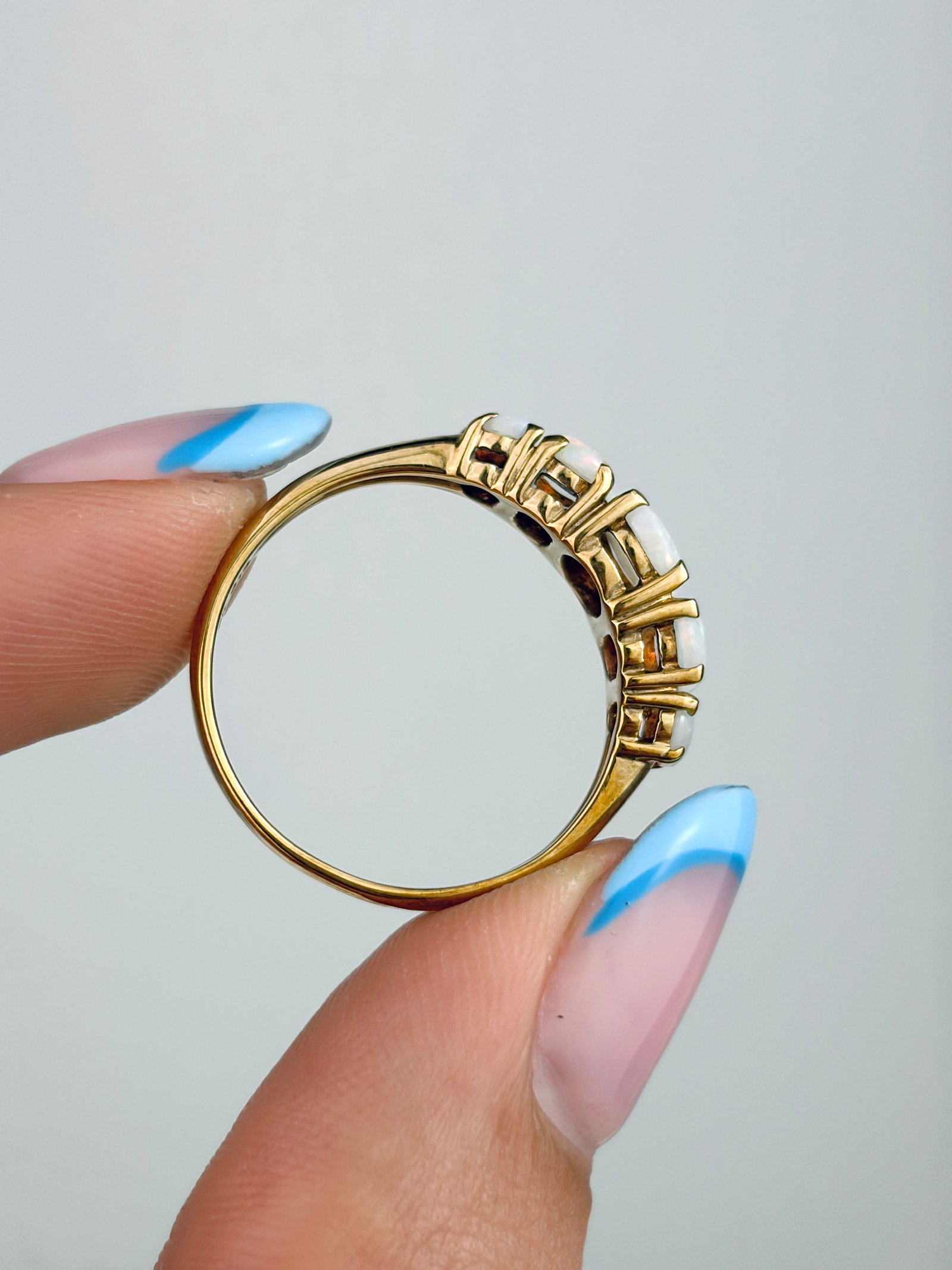 SWEET VINTAGE 9CT YELLOW GOLD OPAL 5 STONE RING - 6