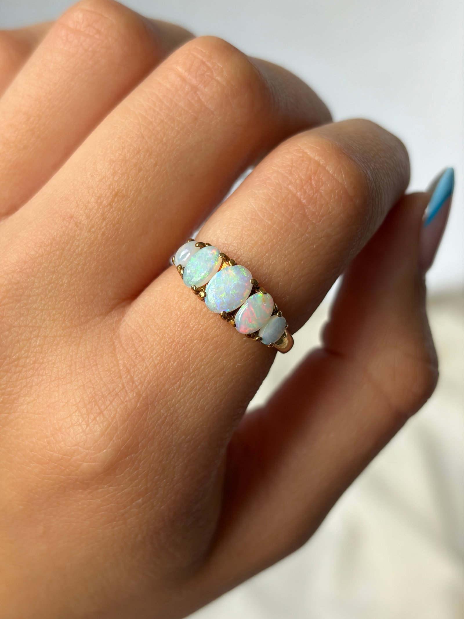 SWEET VINTAGE 9CT YELLOW GOLD OPAL 5 STONE RING - 8
