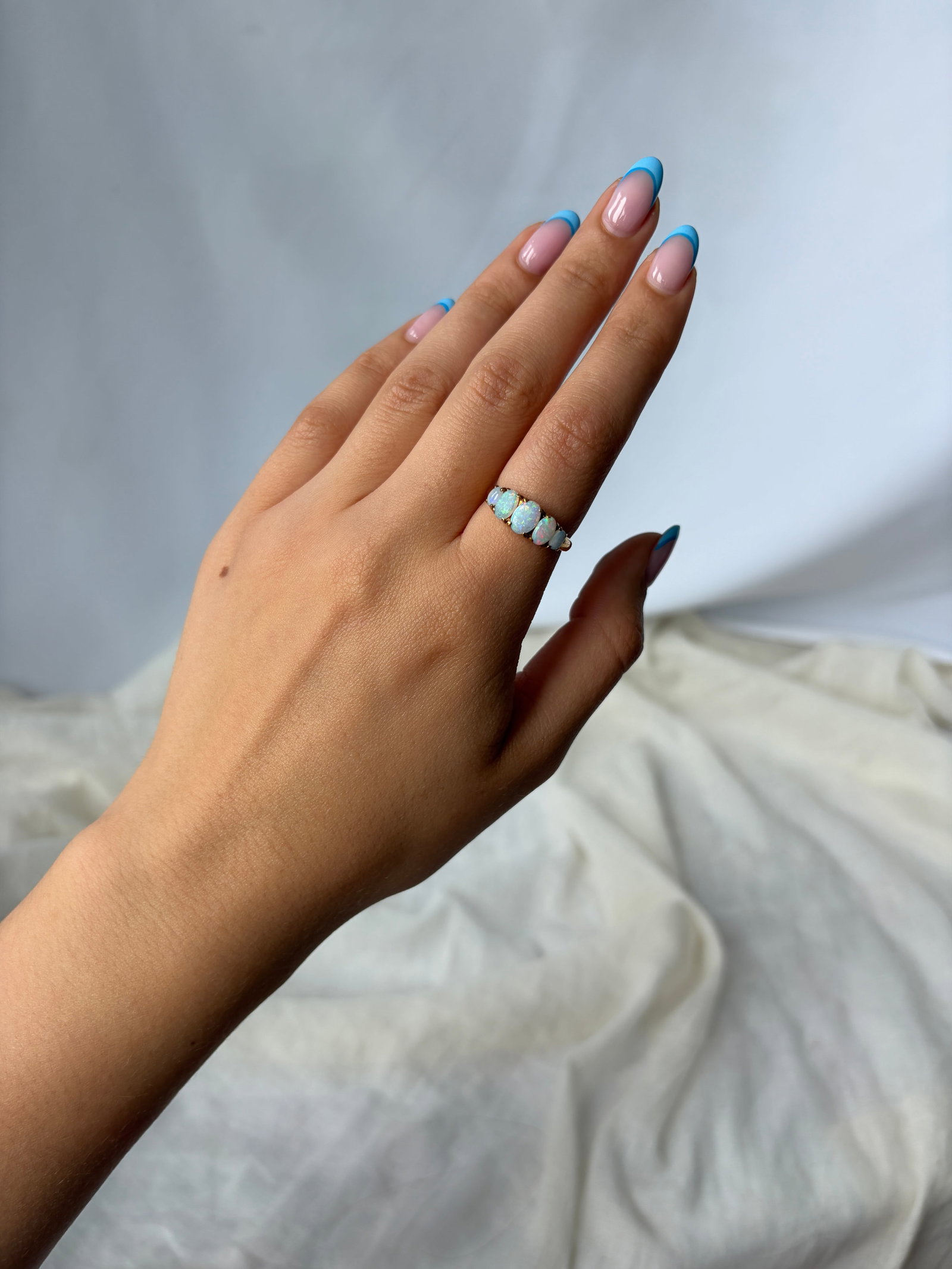 SWEET VINTAGE 9CT YELLOW GOLD OPAL 5 STONE RING - 9