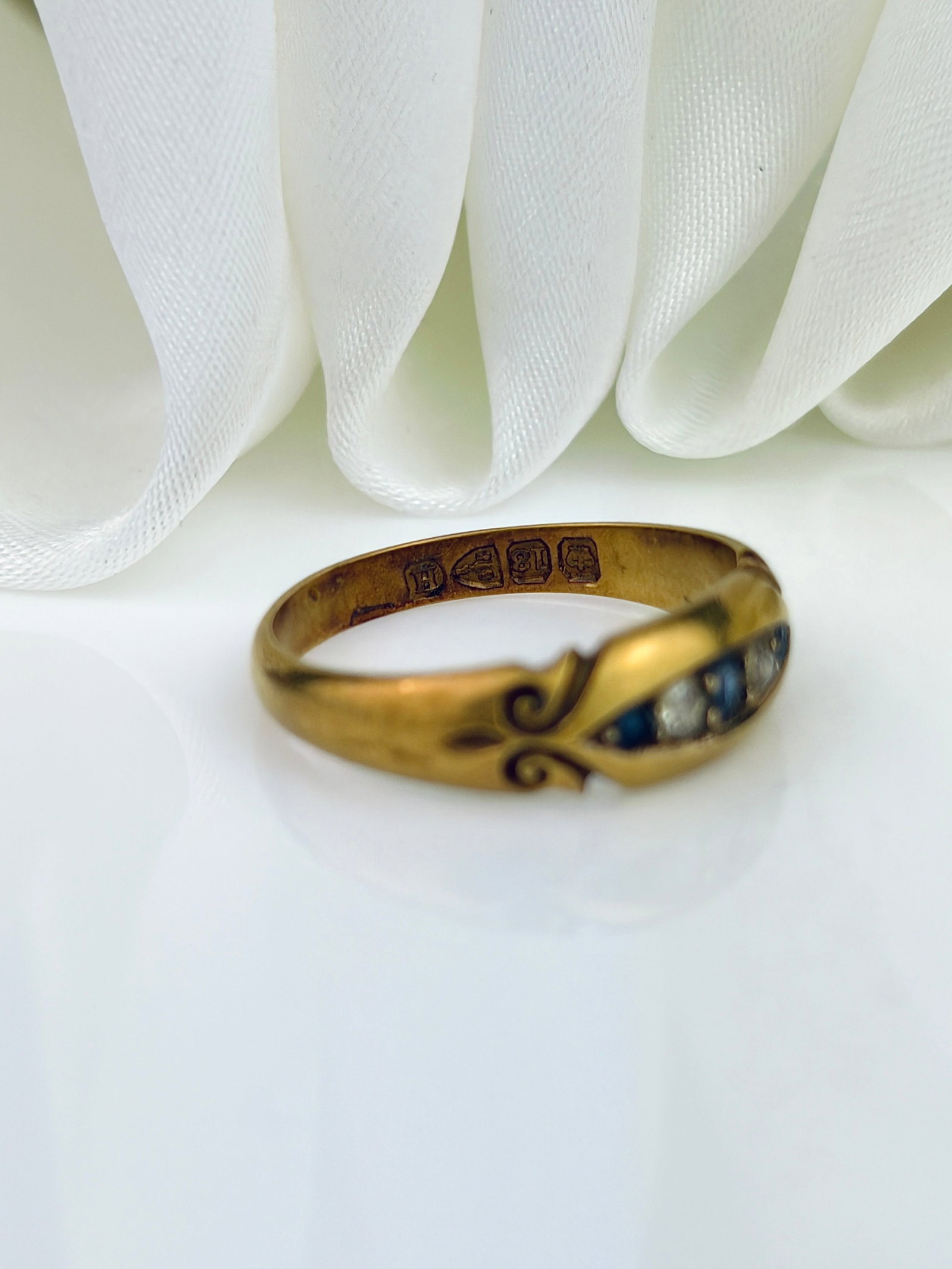 ANTIQUE VICTORIAN 18CT YELLOW GOLD SAPPHIRE AND DIAMOND BOAT RING - 4