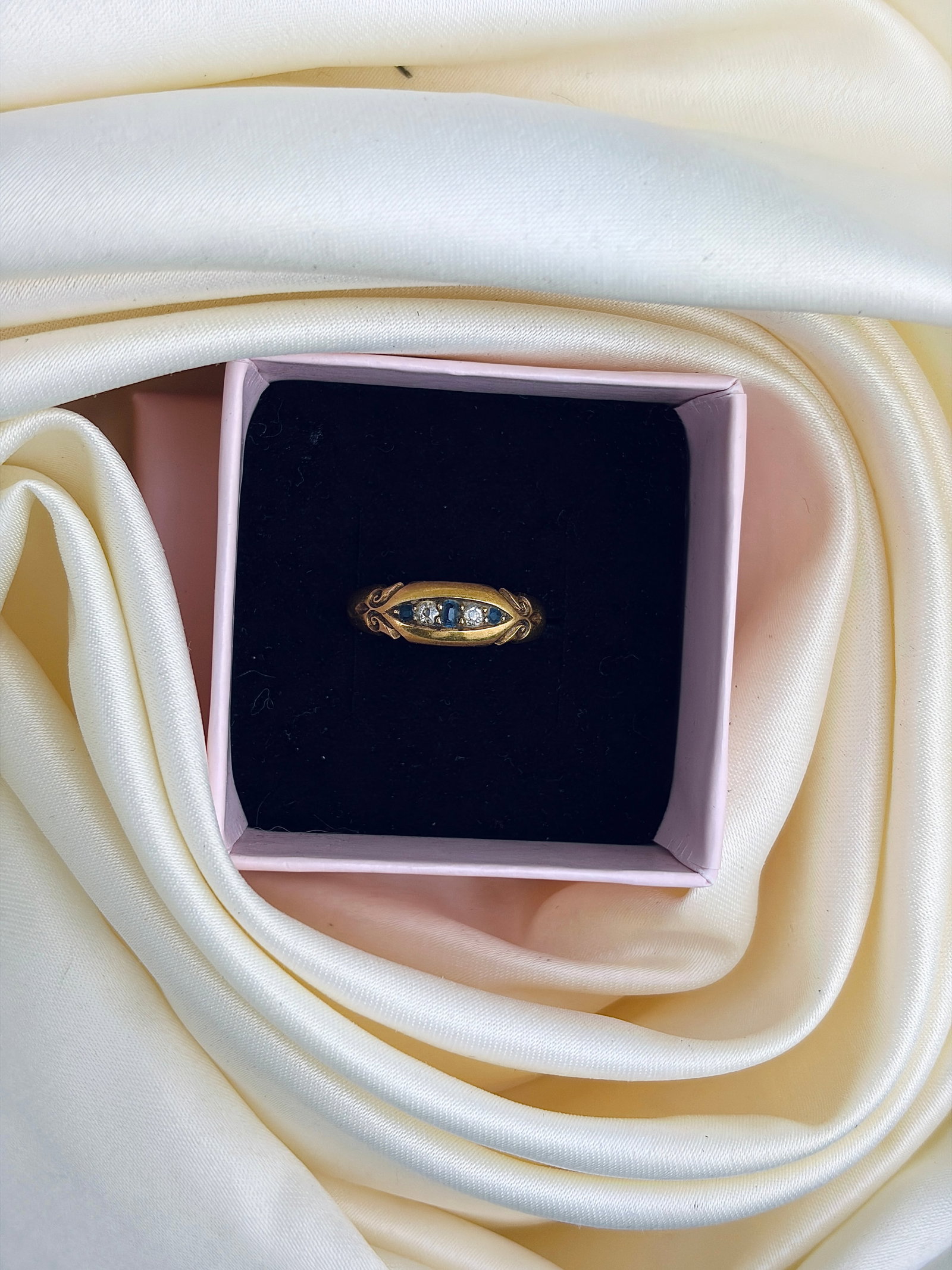 ANTIQUE VICTORIAN 18CT YELLOW GOLD SAPPHIRE AND DIAMOND BOAT RING - 9