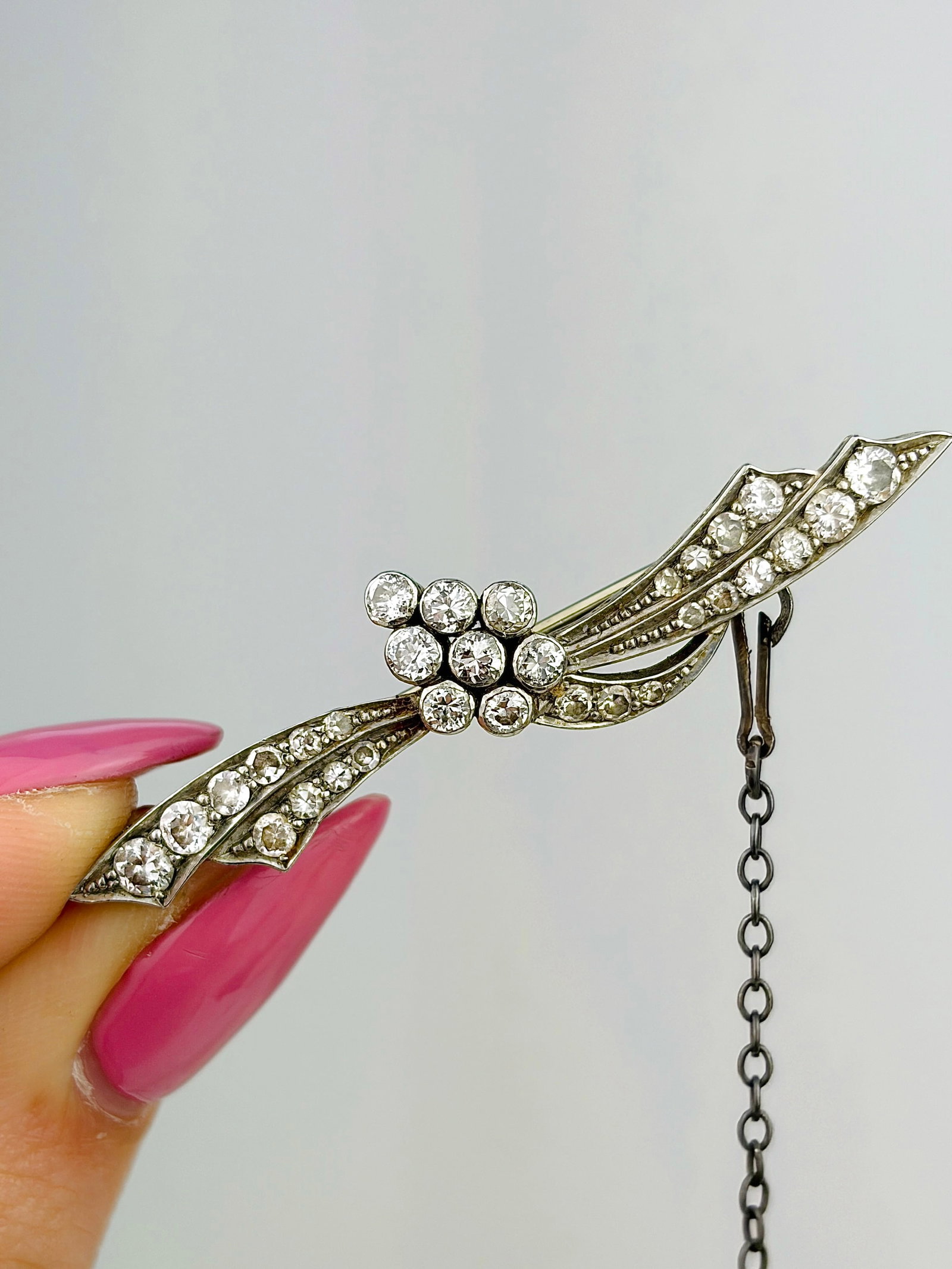 ANTIQUE DIAMOND BAR BROOCH IN WHITE GOLD: ANTIQUE DIAMOND BAR BROOCH IN WHITE GOLD Gorgeous brooch! Weight: 5.14g Size: 9x45mm Materials: white gold Hallmarks: None present Condition: Very good overall condition. Some signs
