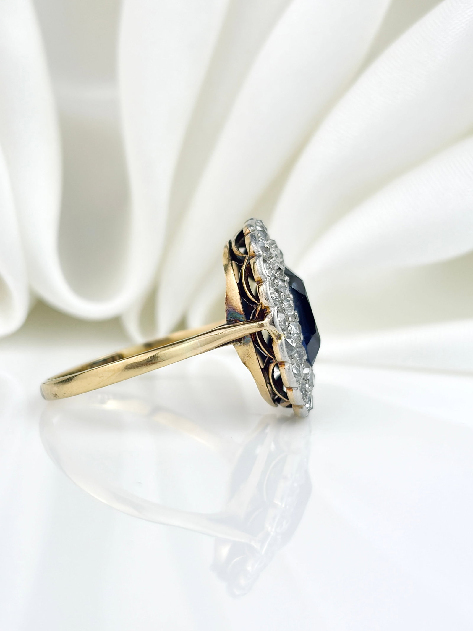 ANTIQUE LARGE 18CT YELLOW GOLD SYNTHETIC SAPPHIRE AND DIAMOND CLUSTER RING - 2