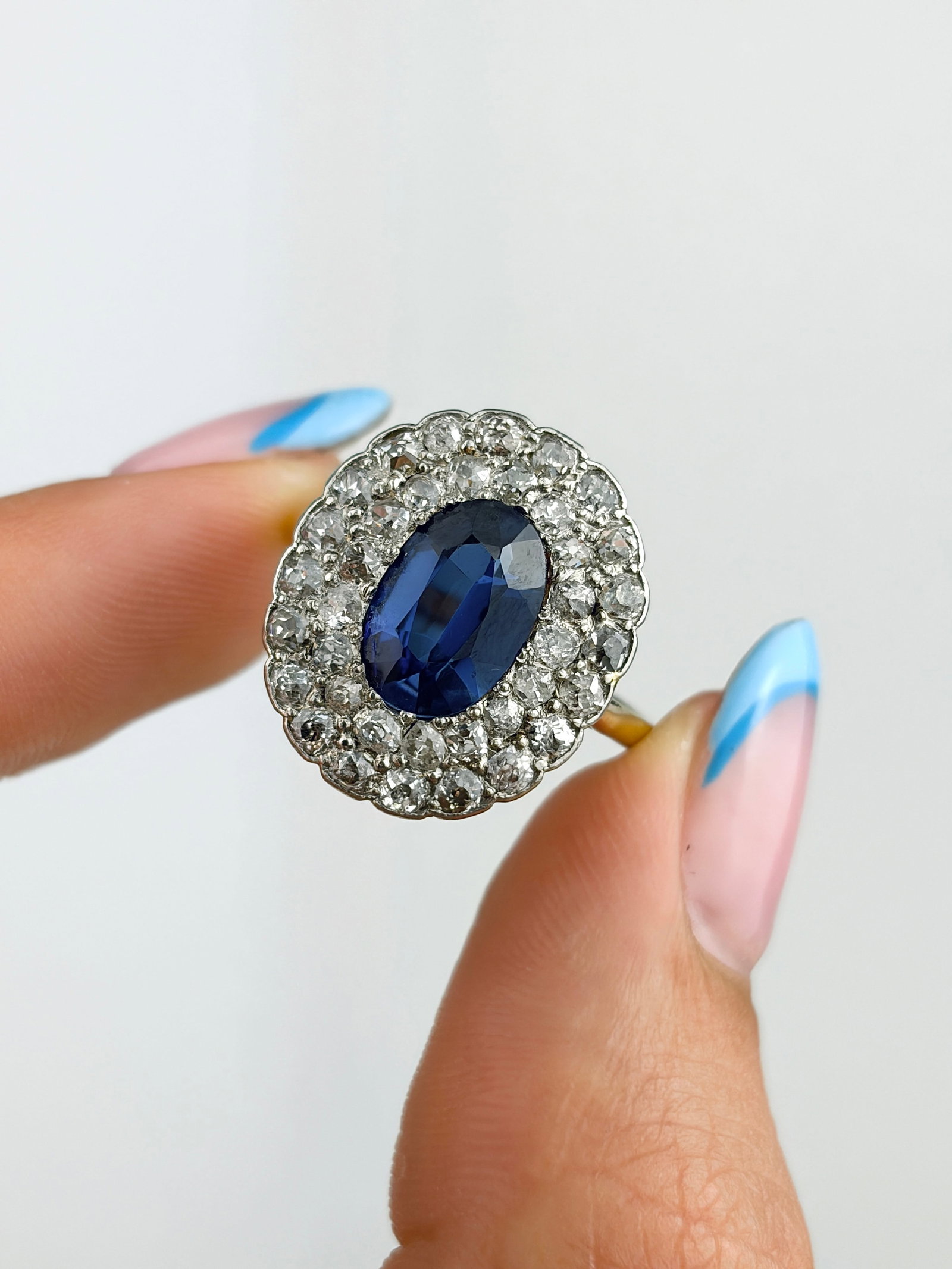 ANTIQUE LARGE 18CT YELLOW GOLD SYNTHETIC SAPPHIRE AND DIAMOND CLUSTER RING - 5