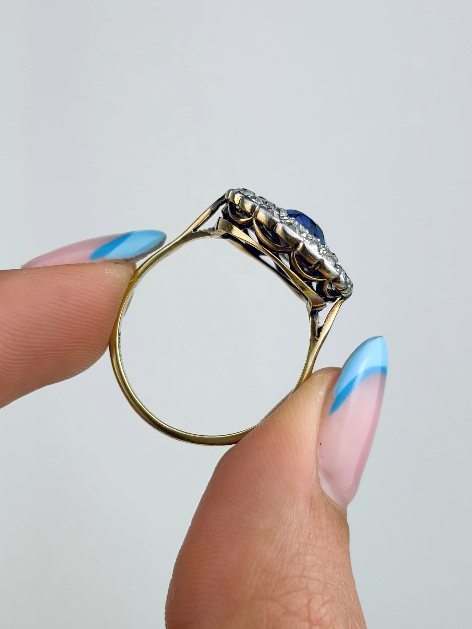 ANTIQUE LARGE 18CT YELLOW GOLD SYNTHETIC SAPPHIRE AND DIAMOND CLUSTER RING - 6