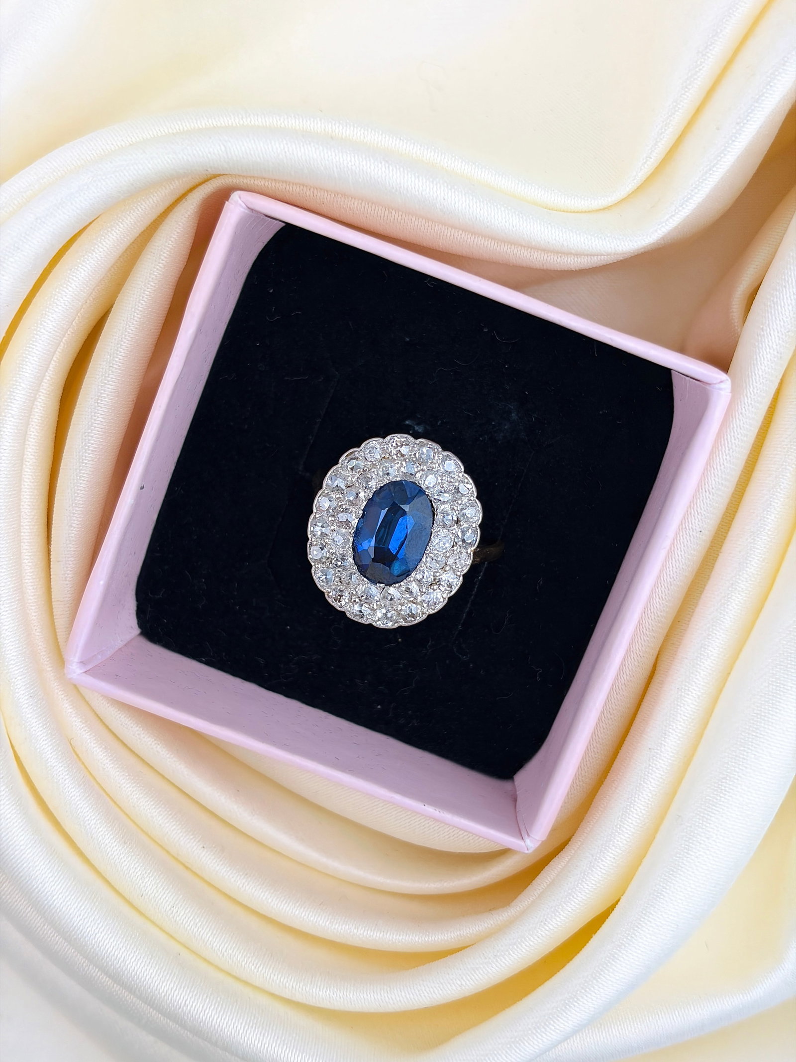 ANTIQUE LARGE 18CT YELLOW GOLD SYNTHETIC SAPPHIRE AND DIAMOND CLUSTER RING - 7