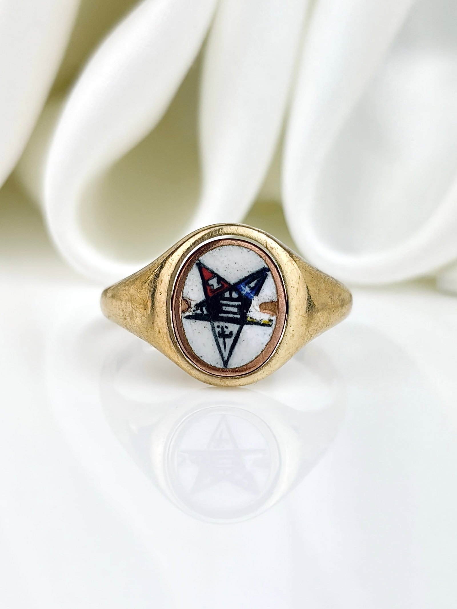 Vintage 9ct Gold Enamel/Monogram Swivel Masonic Signet Ring: Vintage 9ct Gold Enamel/Monogram Swivel Masonic Signet Ring Such an interesting piece of jewellery that displays 'The Order of the Eastern Star' which is a Masonic appendant body. It swivels or flips