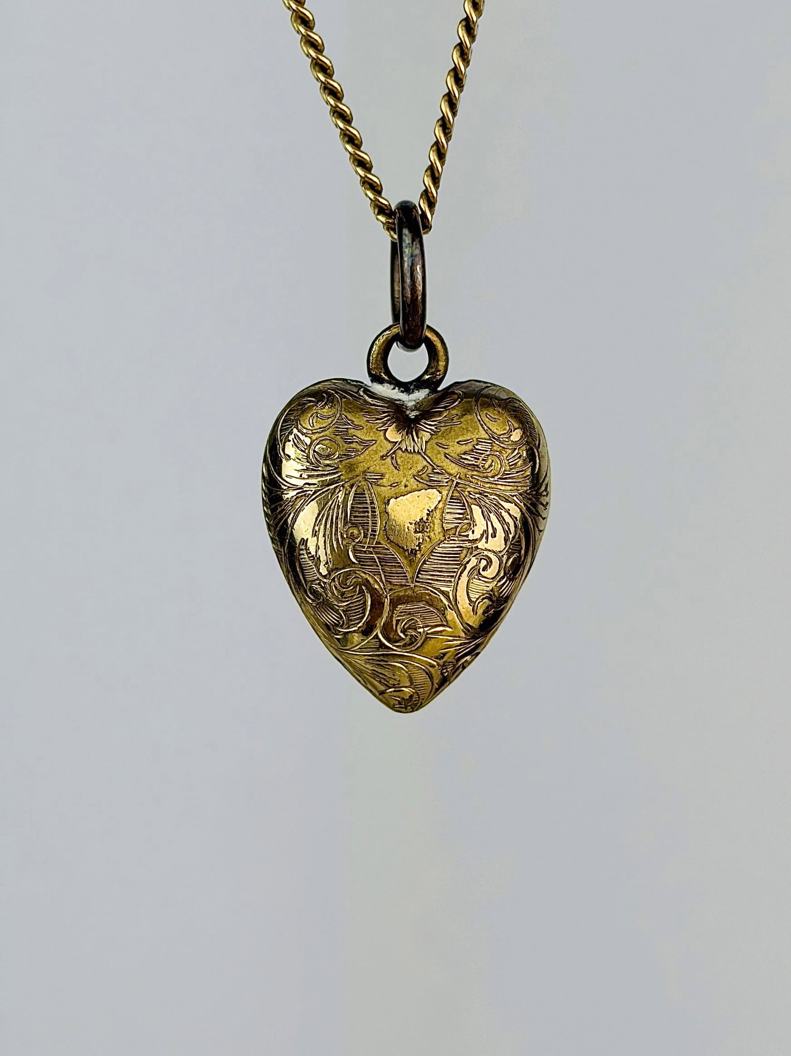 GEORGIAN ERA GOLD LOCKET BACK ORNATE HEART PENDANT: GEORGIAN ERA GOLD LOCKET BACK ORNATE HEART PENDANT Such a sweet, beautifully engraved heart pendant!