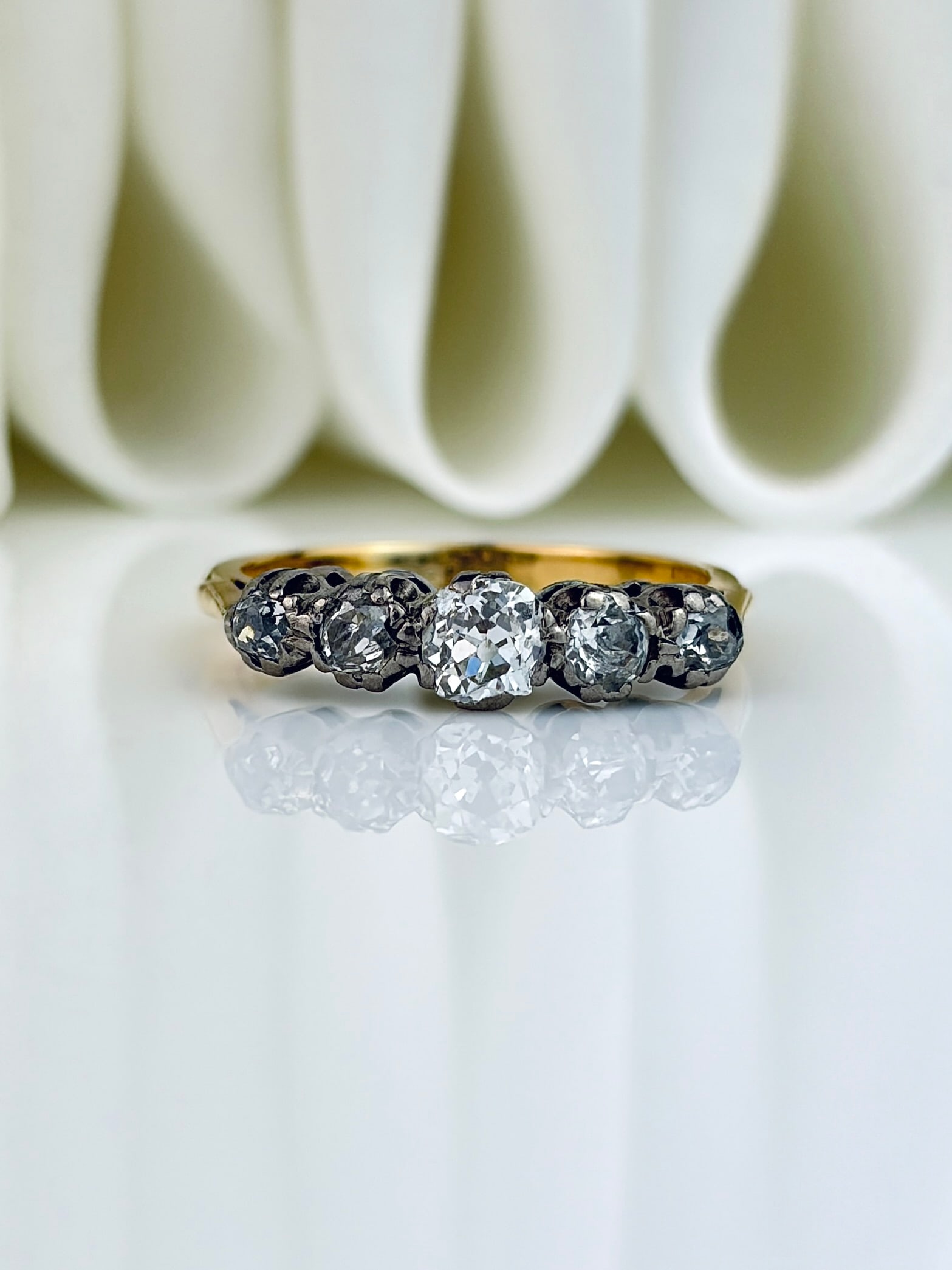 SMALL SIZE ANTIQUE DIAMOND 5 STONE RING IN GOLD: ANTIQUE DIAMOND 5 STONE RING IN GOLD
