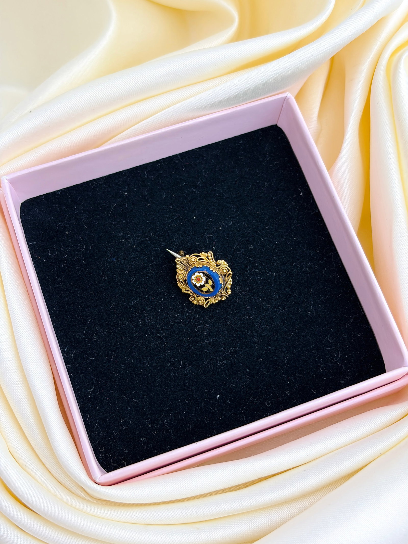 Sweet Antique Georgian Era Micro Mosaic Brooch in 18ct Yellow Gold - 5