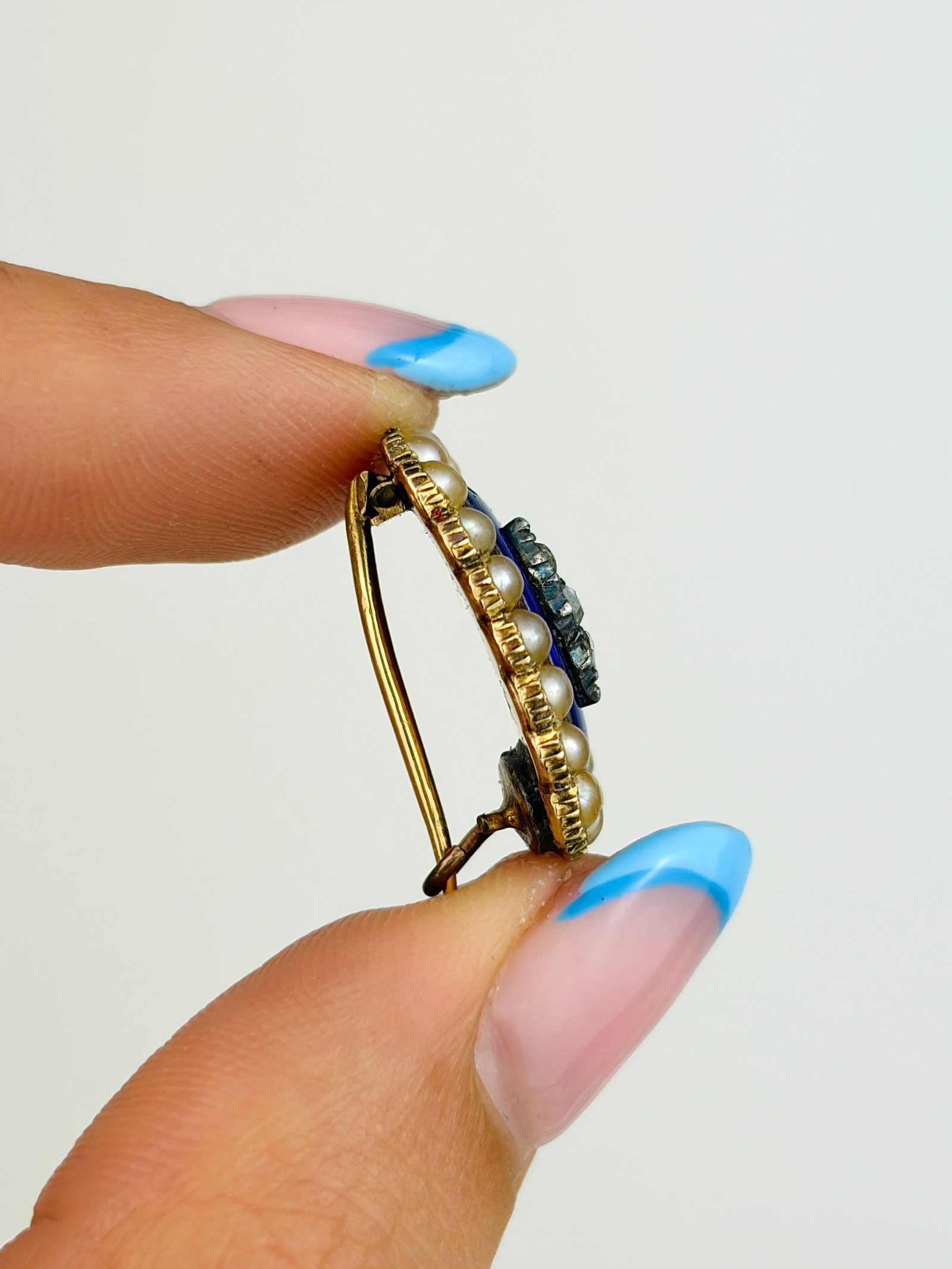 ANTIQUE DIAMOND, BLUE ENAMEL AND PEARL CLUSTER BROOCH IN GOLD - 2