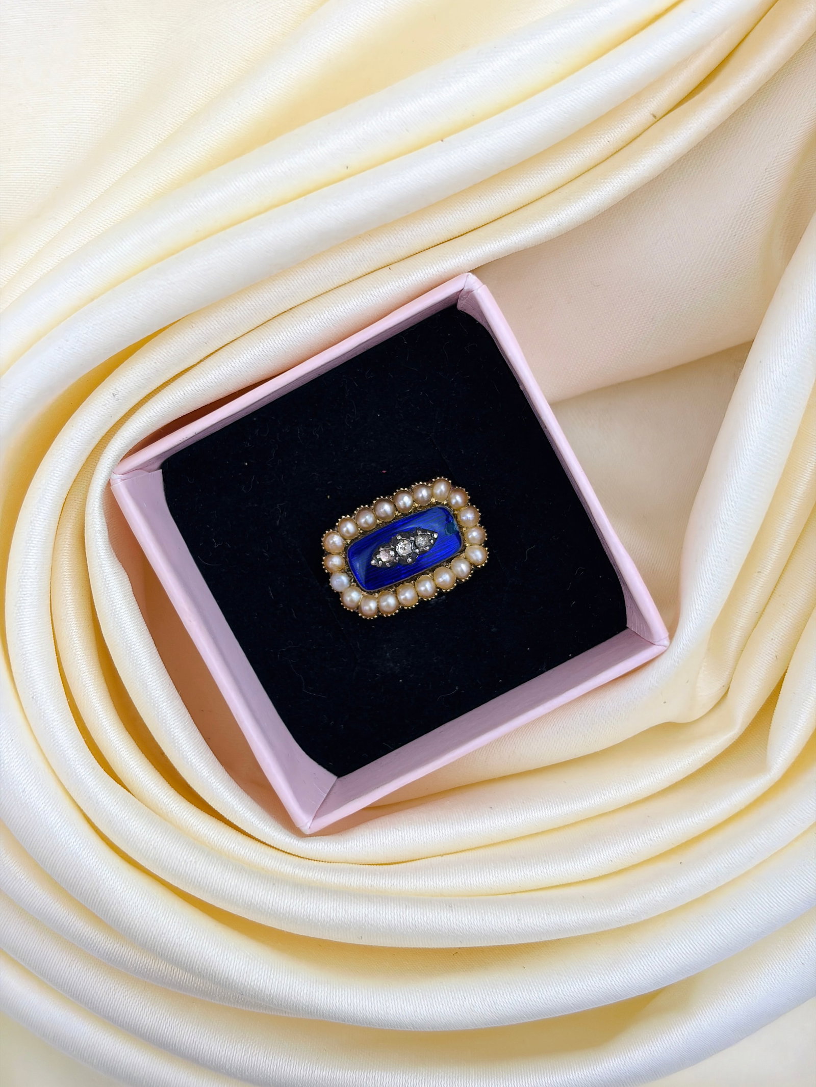 ANTIQUE DIAMOND, BLUE ENAMEL AND PEARL CLUSTER BROOCH IN GOLD - 5