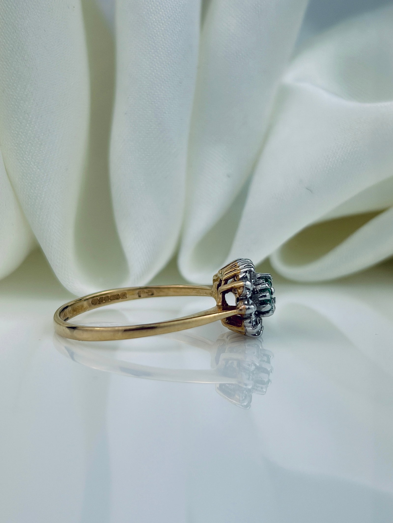 VINTAGE C.1996 9CT YELLOW GOLD EMERALD AND WHITE PASTE TRIPLE CLUSTER RING - 2