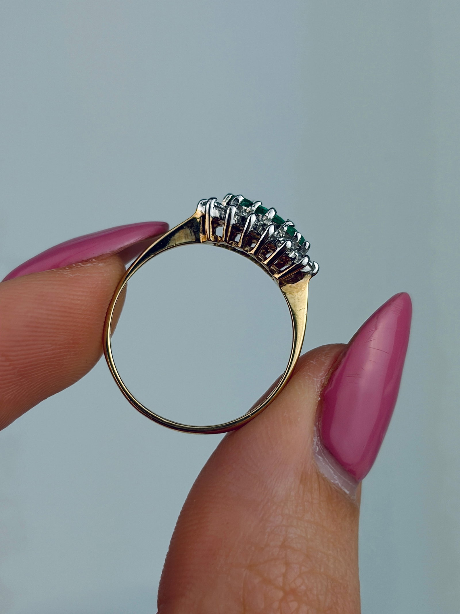 VINTAGE C.1996 9CT YELLOW GOLD EMERALD AND WHITE PASTE TRIPLE CLUSTER RING - 6