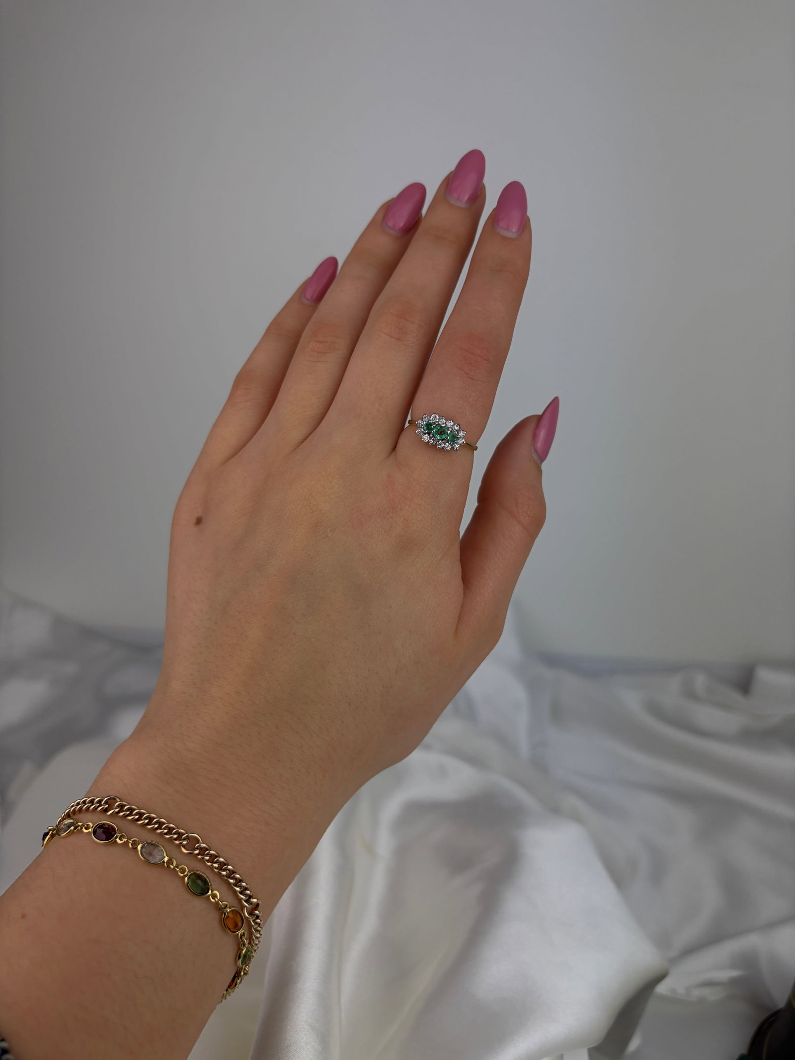 VINTAGE C.1996 9CT YELLOW GOLD EMERALD AND WHITE PASTE TRIPLE CLUSTER RING - 7