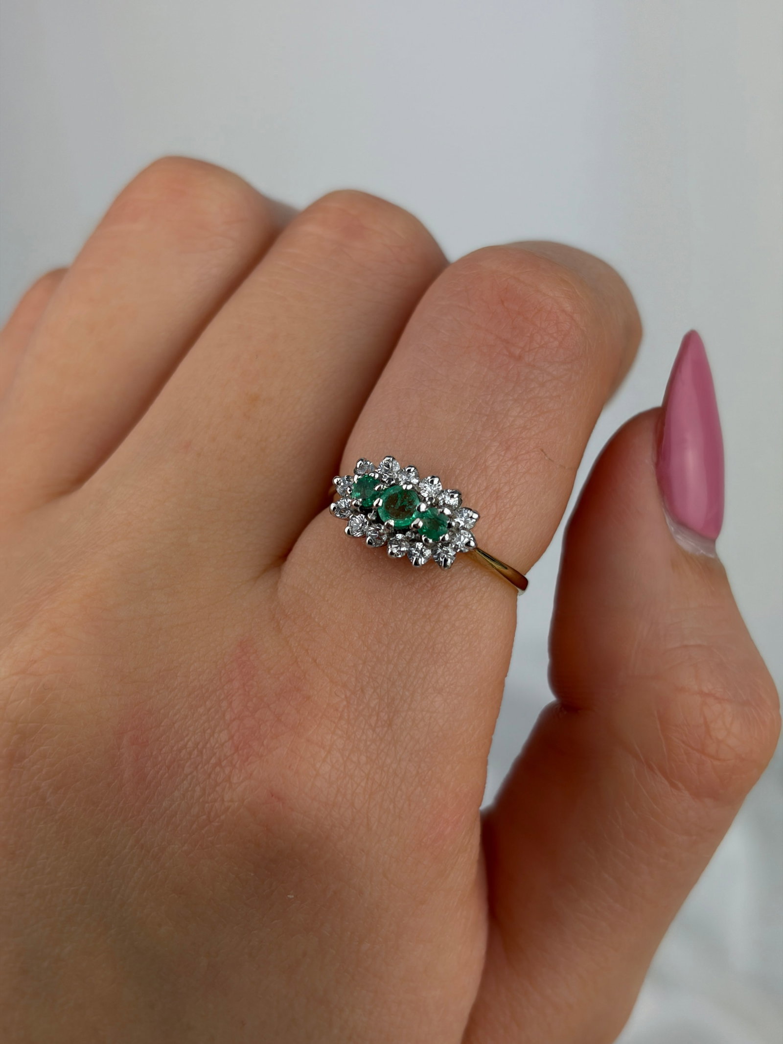 VINTAGE C.1996 9CT YELLOW GOLD EMERALD AND WHITE PASTE TRIPLE CLUSTER RING - 8