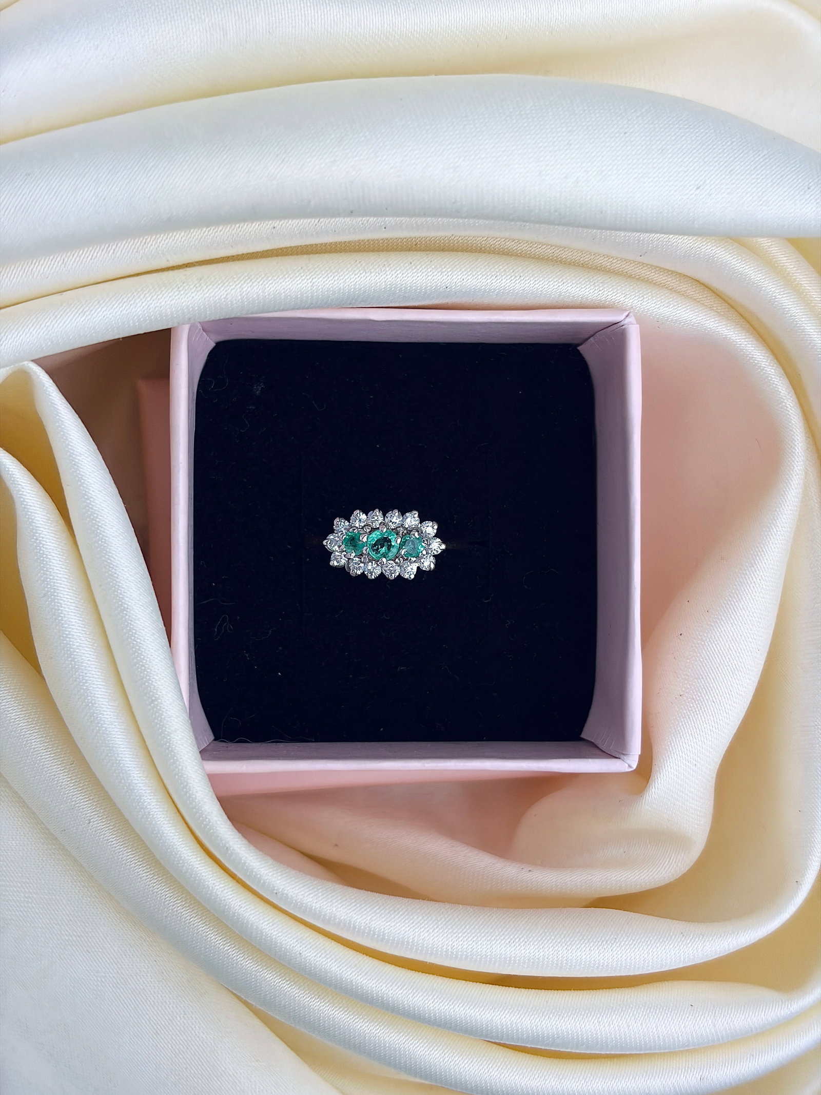 VINTAGE C.1996 9CT YELLOW GOLD EMERALD AND WHITE PASTE TRIPLE CLUSTER RING - 9