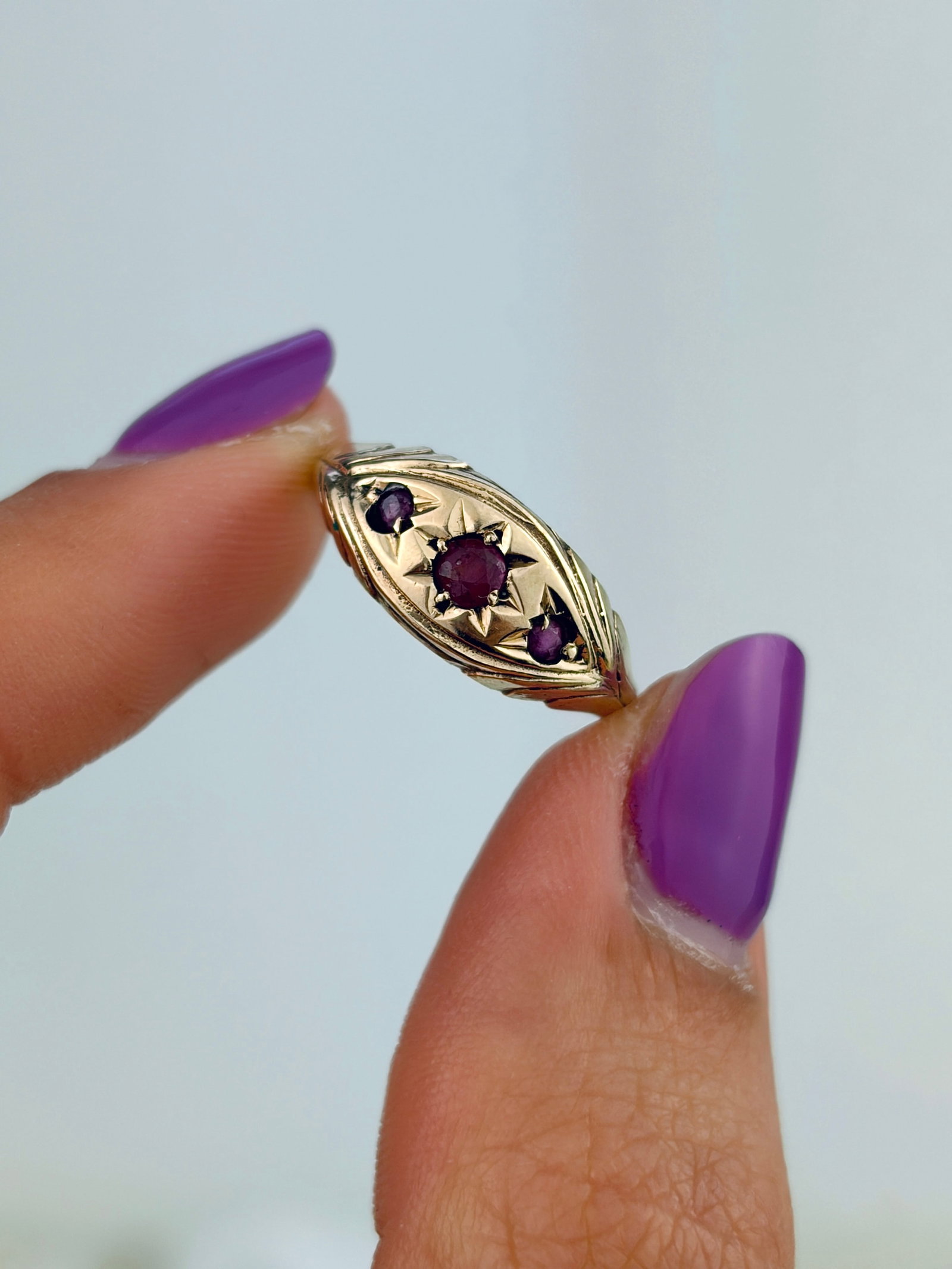 VINTAGE 9CT YELLOW GOLD RUBY STAR SET 3 STONE RING - 5
