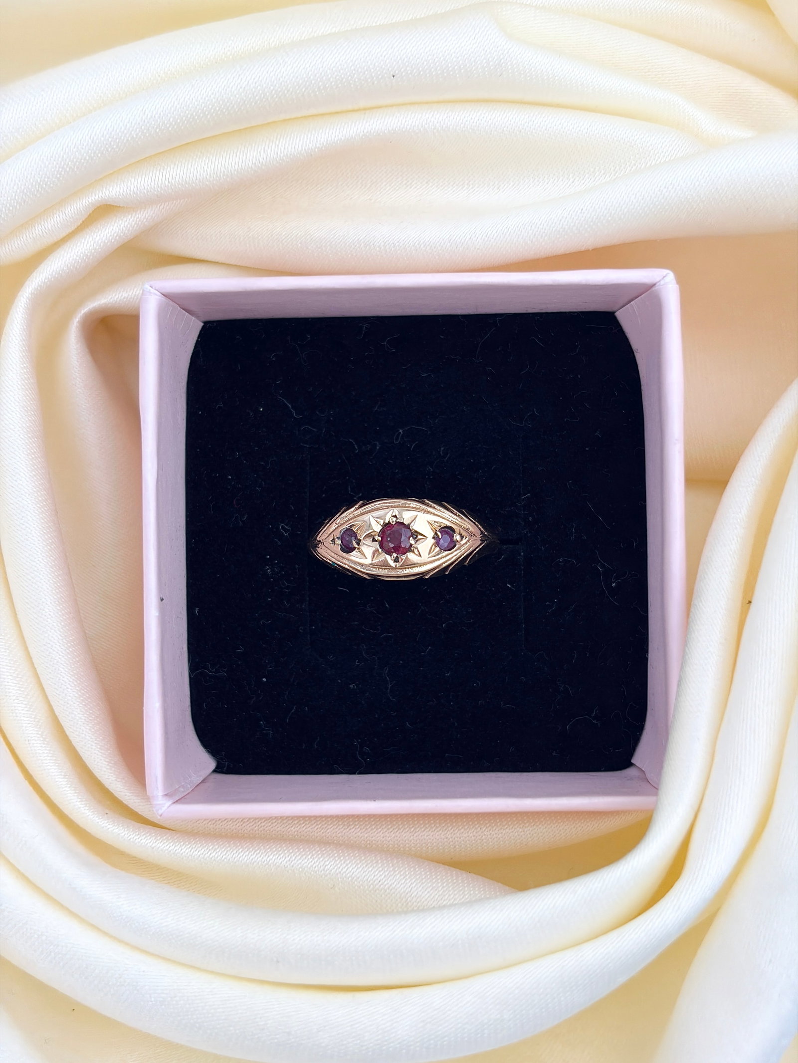 VINTAGE 9CT YELLOW GOLD RUBY STAR SET 3 STONE RING - 7