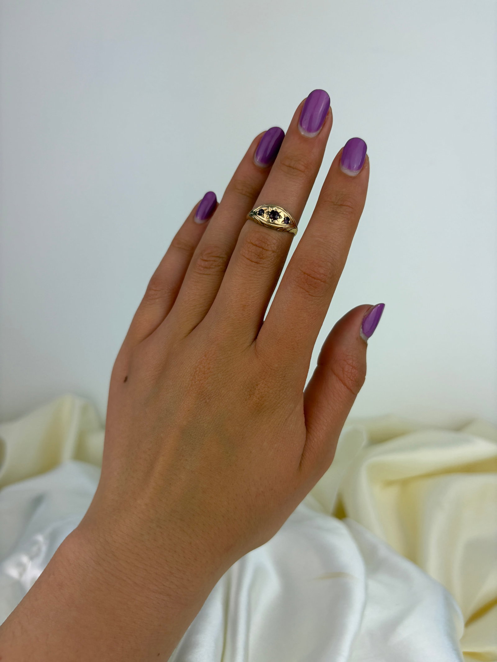 VINTAGE 9CT YELLOW GOLD RUBY STAR SET 3 STONE RING - 8