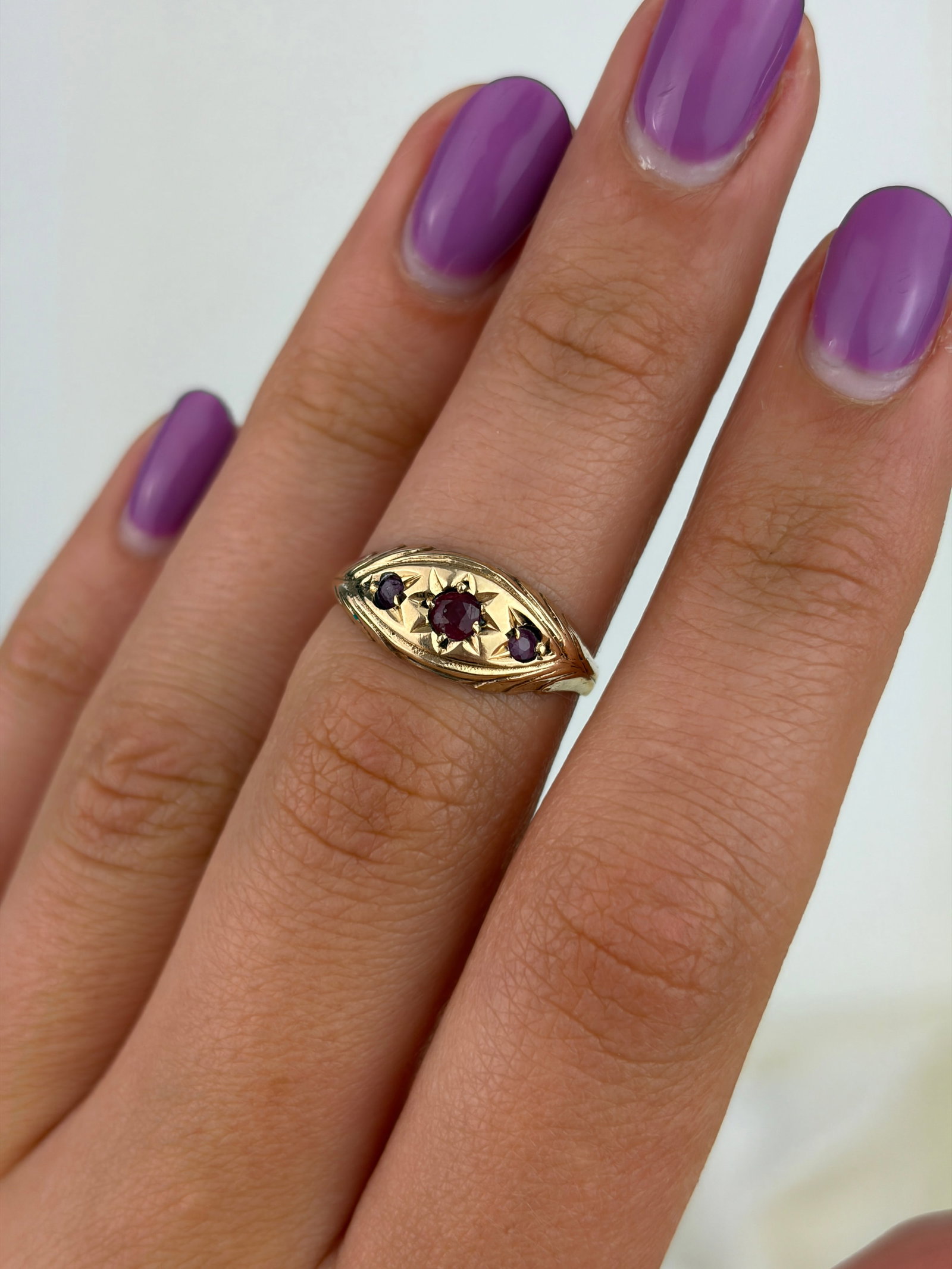VINTAGE 9CT YELLOW GOLD RUBY STAR SET 3 STONE RING - 9